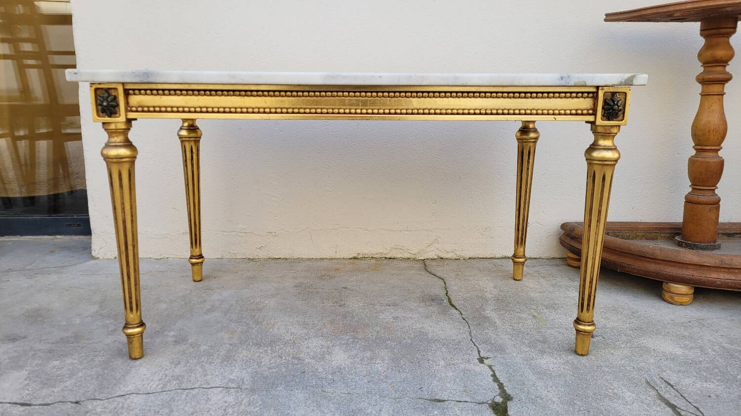 Table basse style Louis XVI en marbre et bois doré