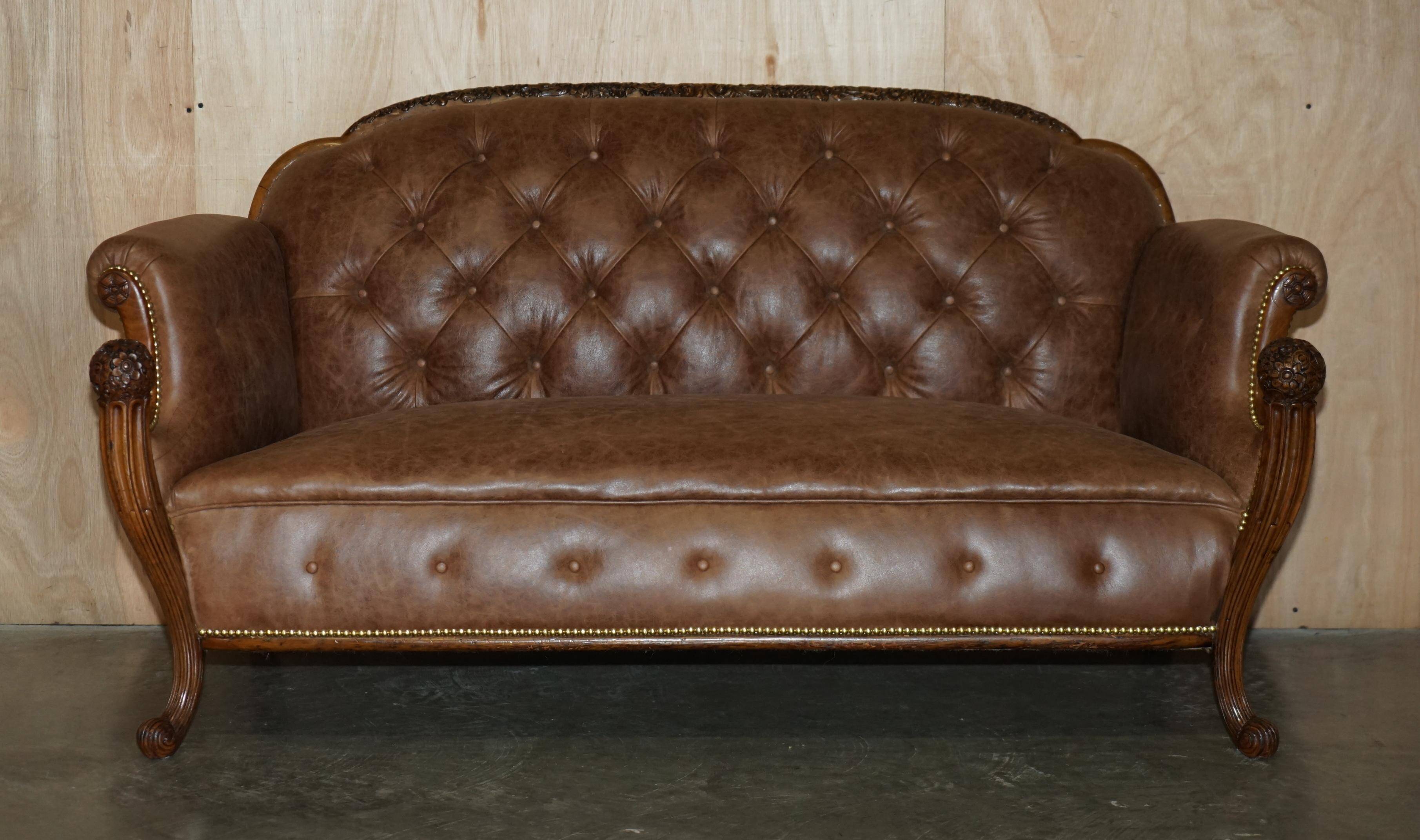 Chesterfield Regency 1810 antique canapé restored in leather with a carved frame.
