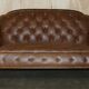 Chesterfield Regency 1810 antique canapé restored in leather with a carved frame.
