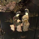 Ancien meuble chinois laqué noir orné de pierres dures / cabinet