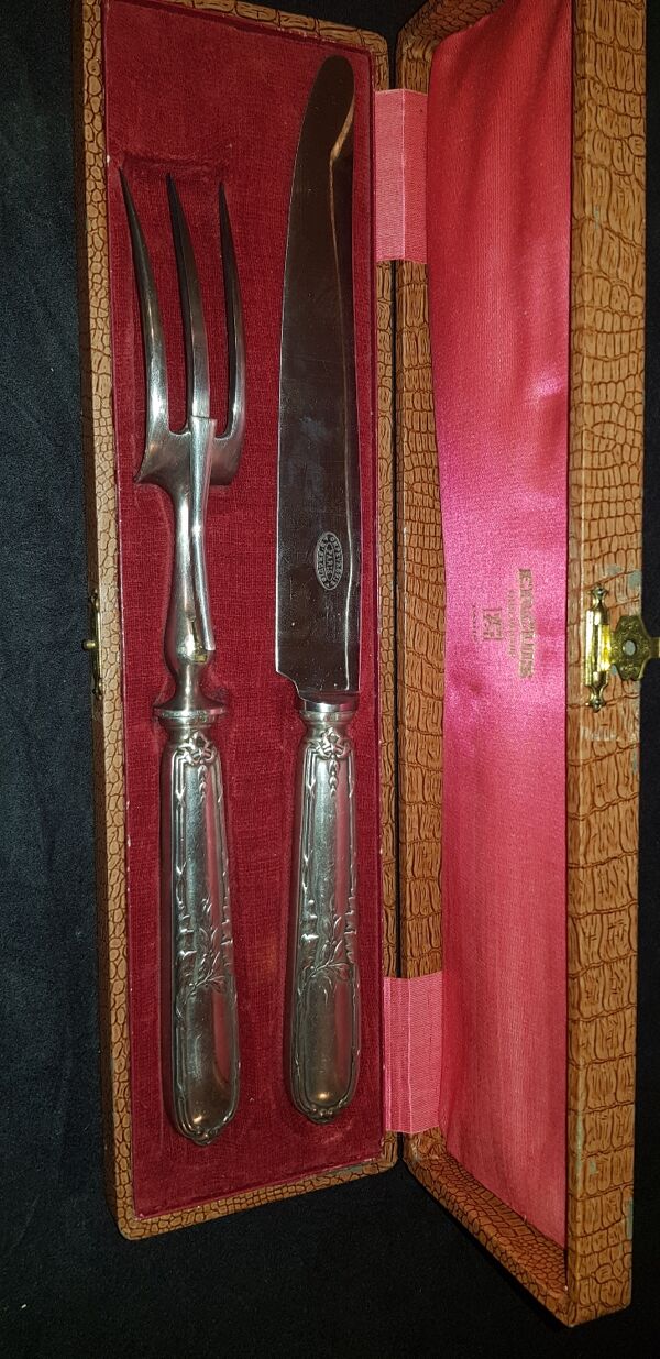 Service à découper ercuis. poinçon métal argenté.