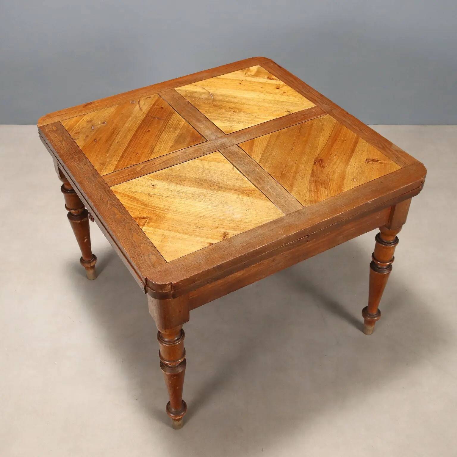 Antique extendable table in oak, walnut, and poplar, Europe, 19th century.