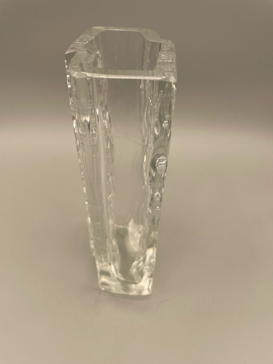 Vase en cristal épais Daum. Décor sculpté forme moderniste. 1960 - 70