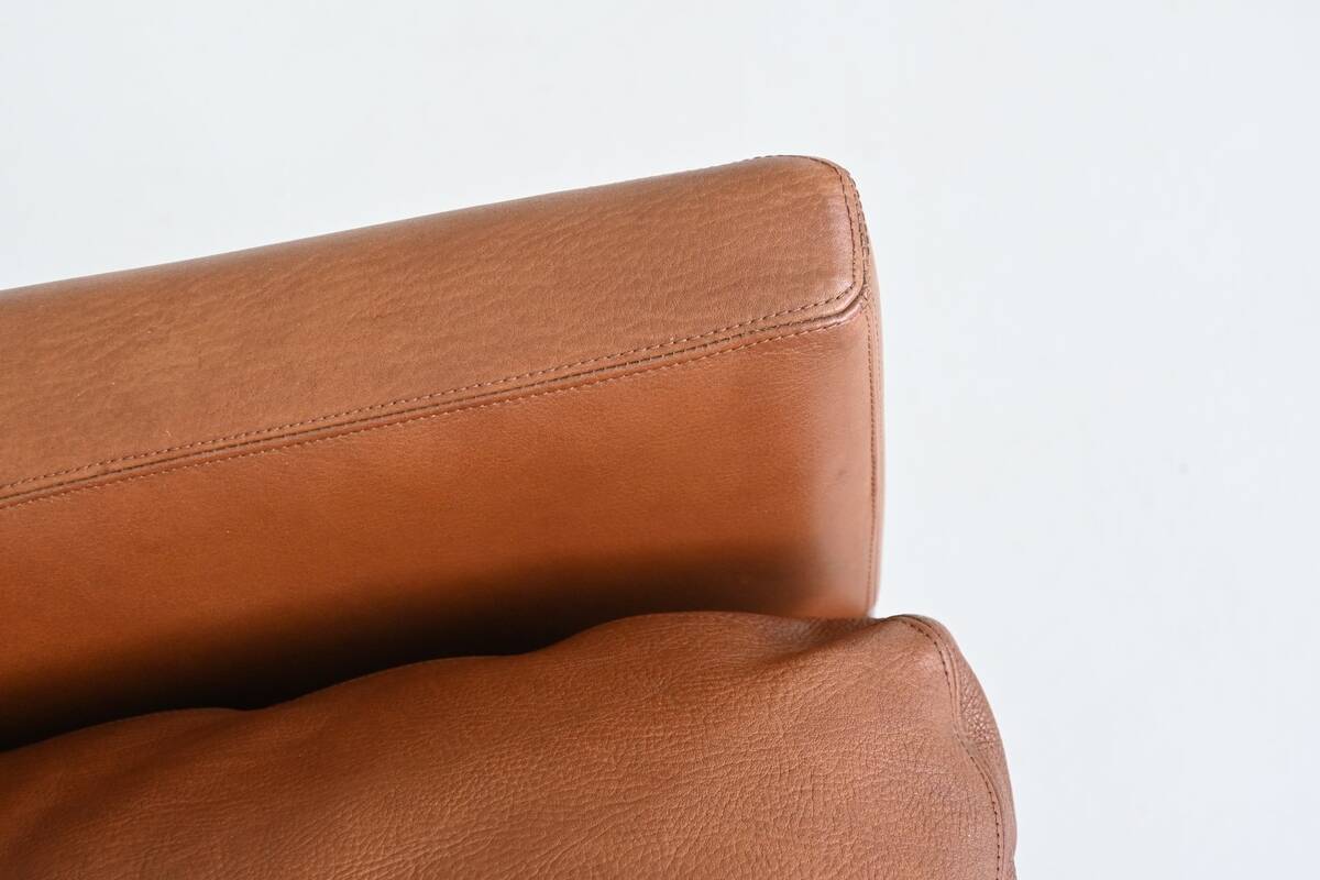 Canapé scandinave trois places en palissandre et cuir marron Danemark 1960