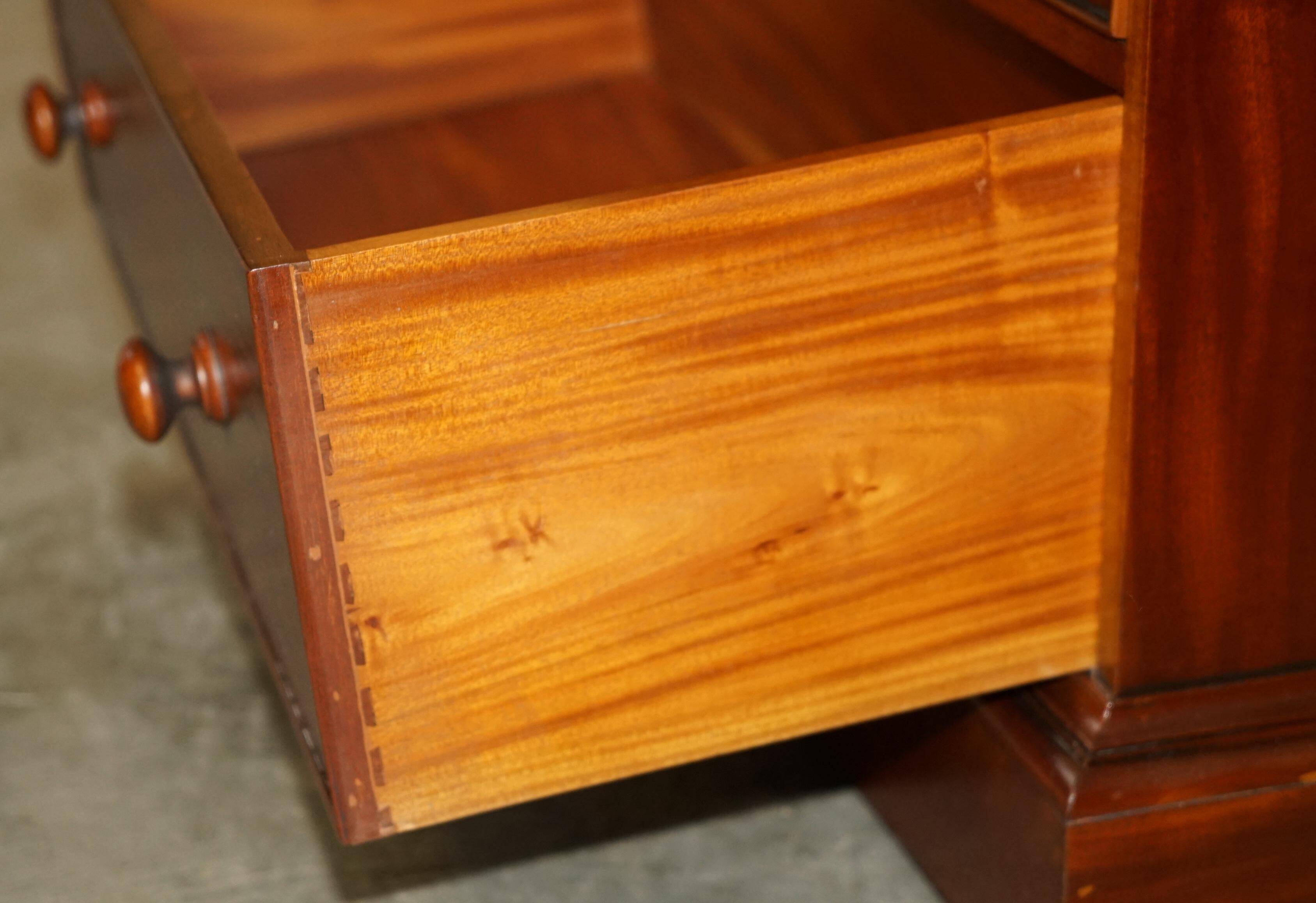 Paire de commodes vintage en acajou flammé