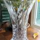 Vase en cristal massif taillé, décor floral