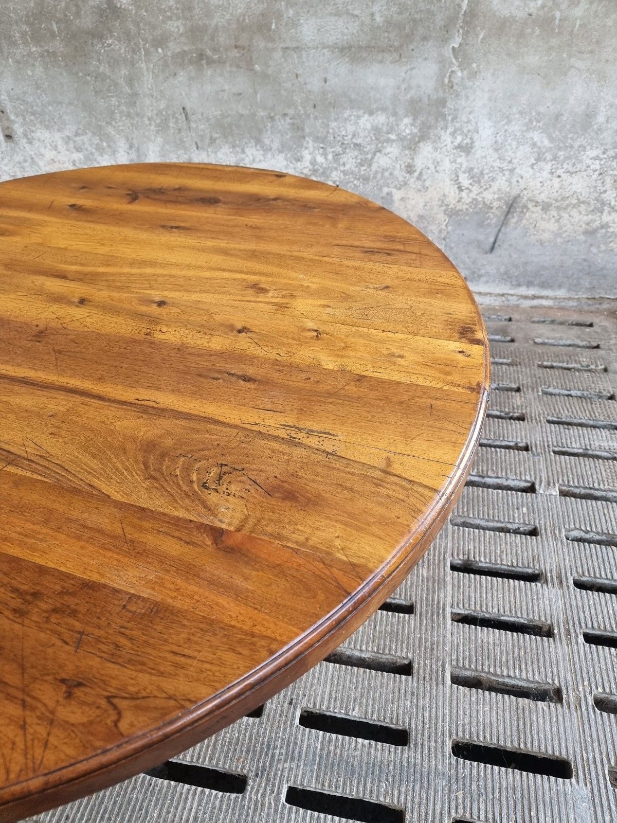 Table ronde ancienne en noyer 140 cm