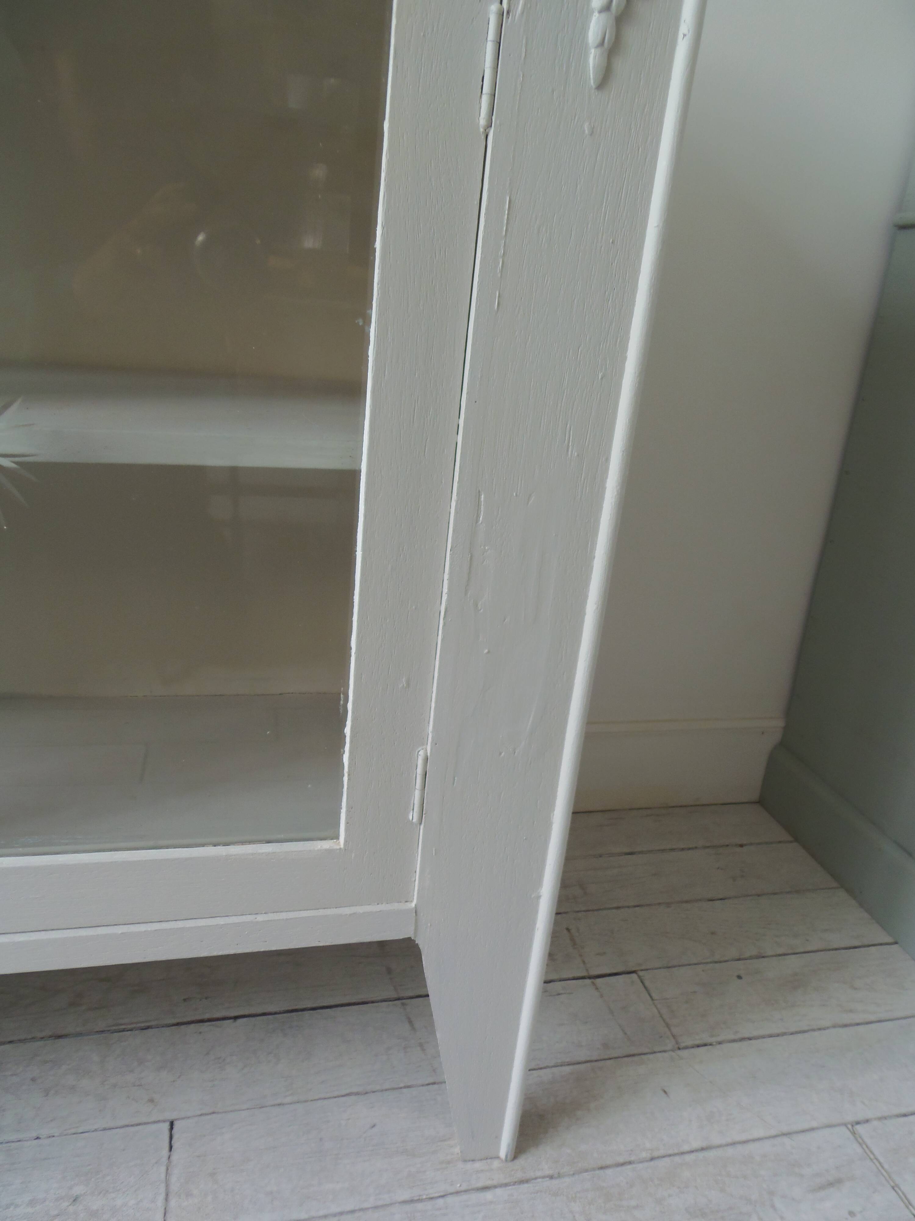Vitrine, console vintage réenchantée en gris perle, plateau bois.