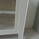 Vitrine, console vintage réenchantée en gris perle, plateau bois.