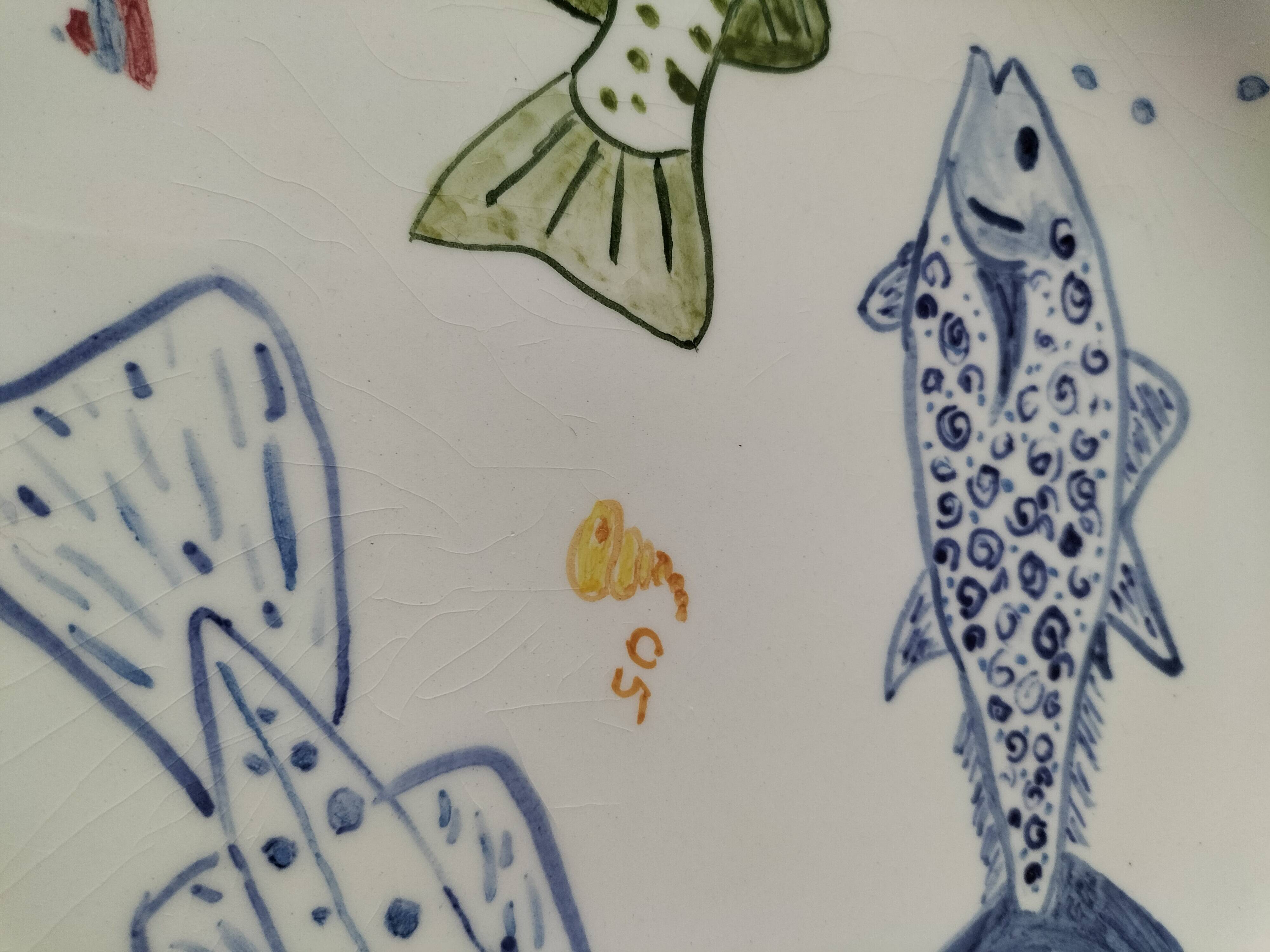 Set of two large ceramic plates – fish "head to tail" design