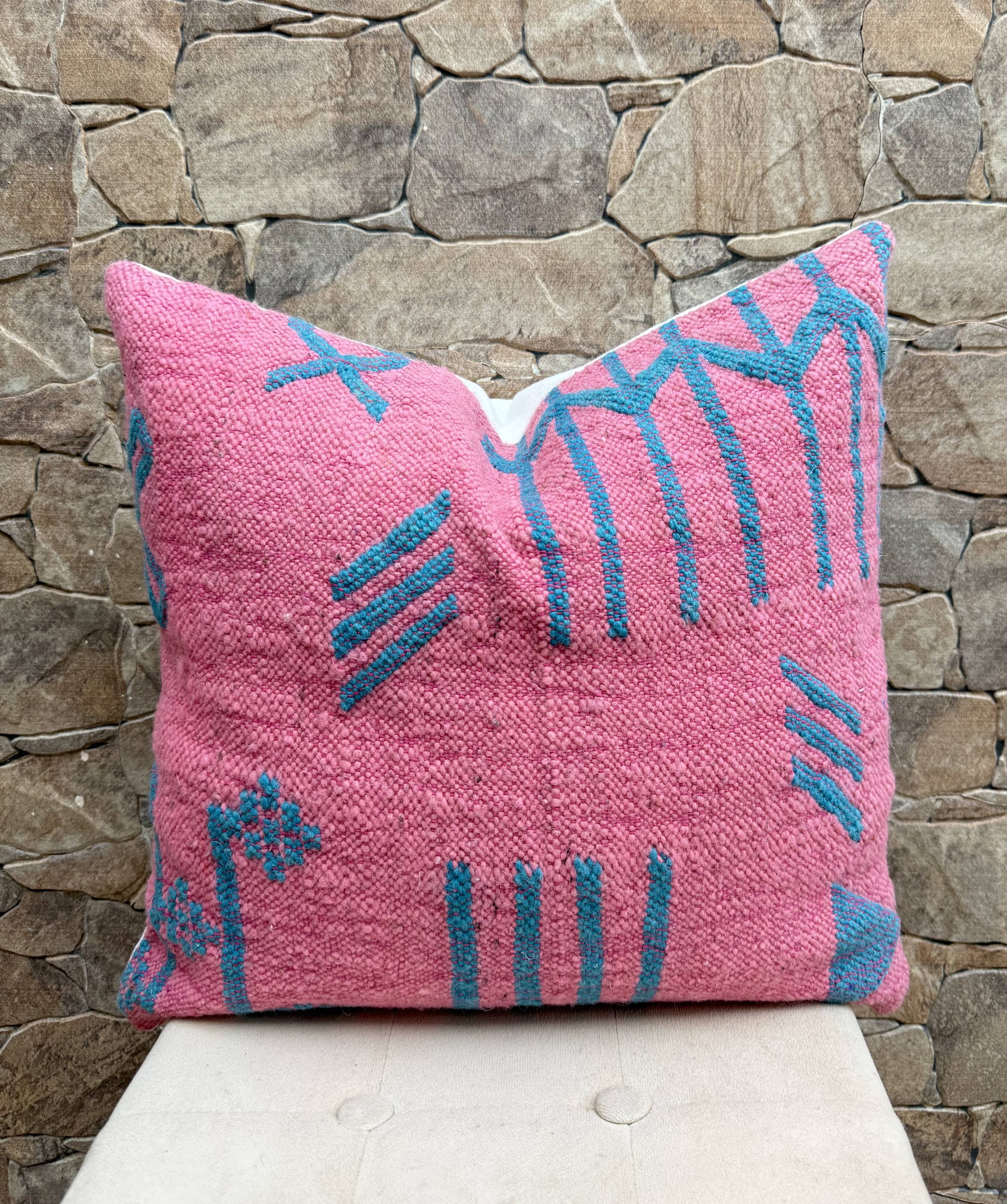 Coussin Kilim en laine berbère fait main : Coussin de sol marocain