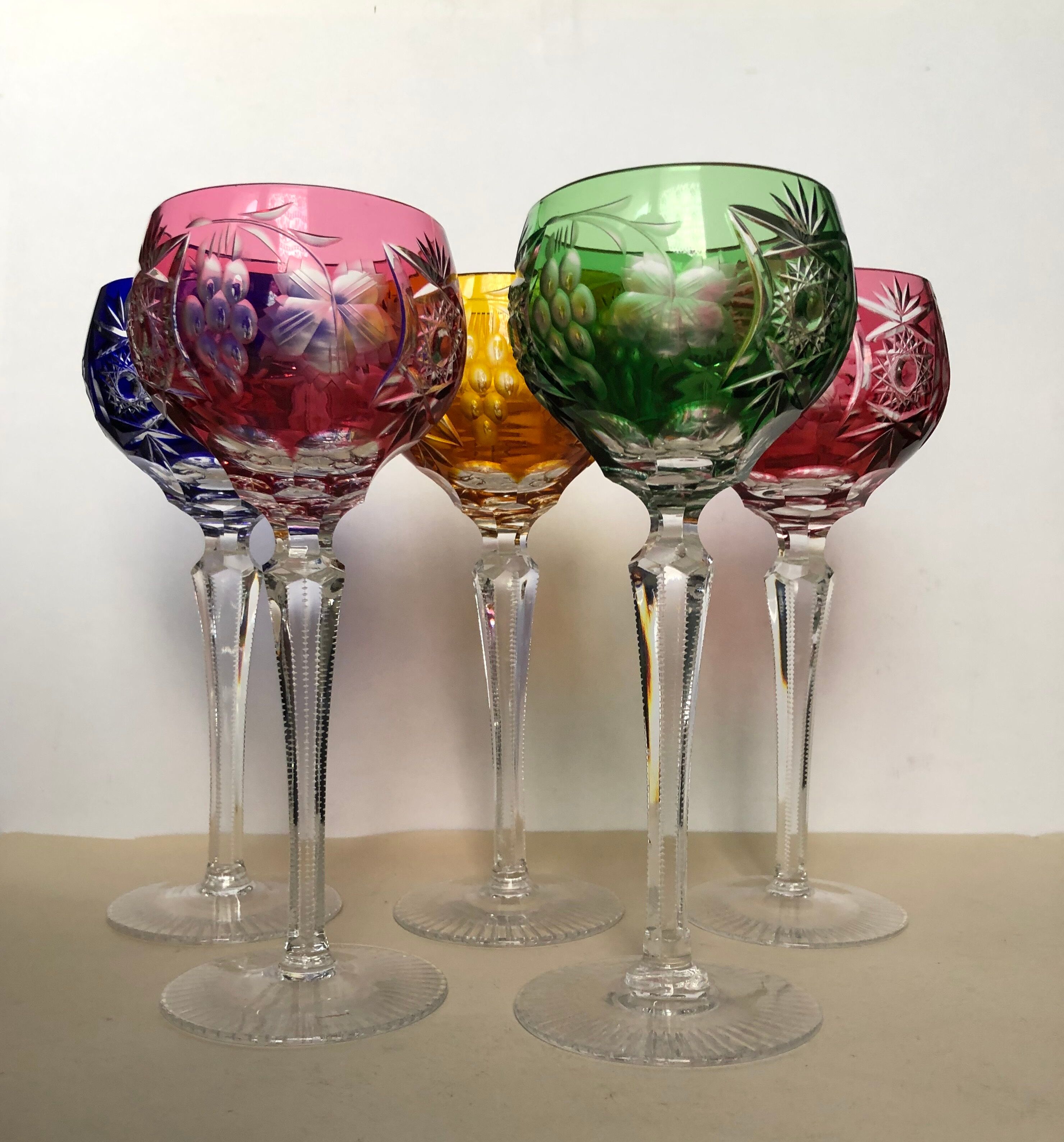 Ensemble de cinq verres à pied en cristal de couleur