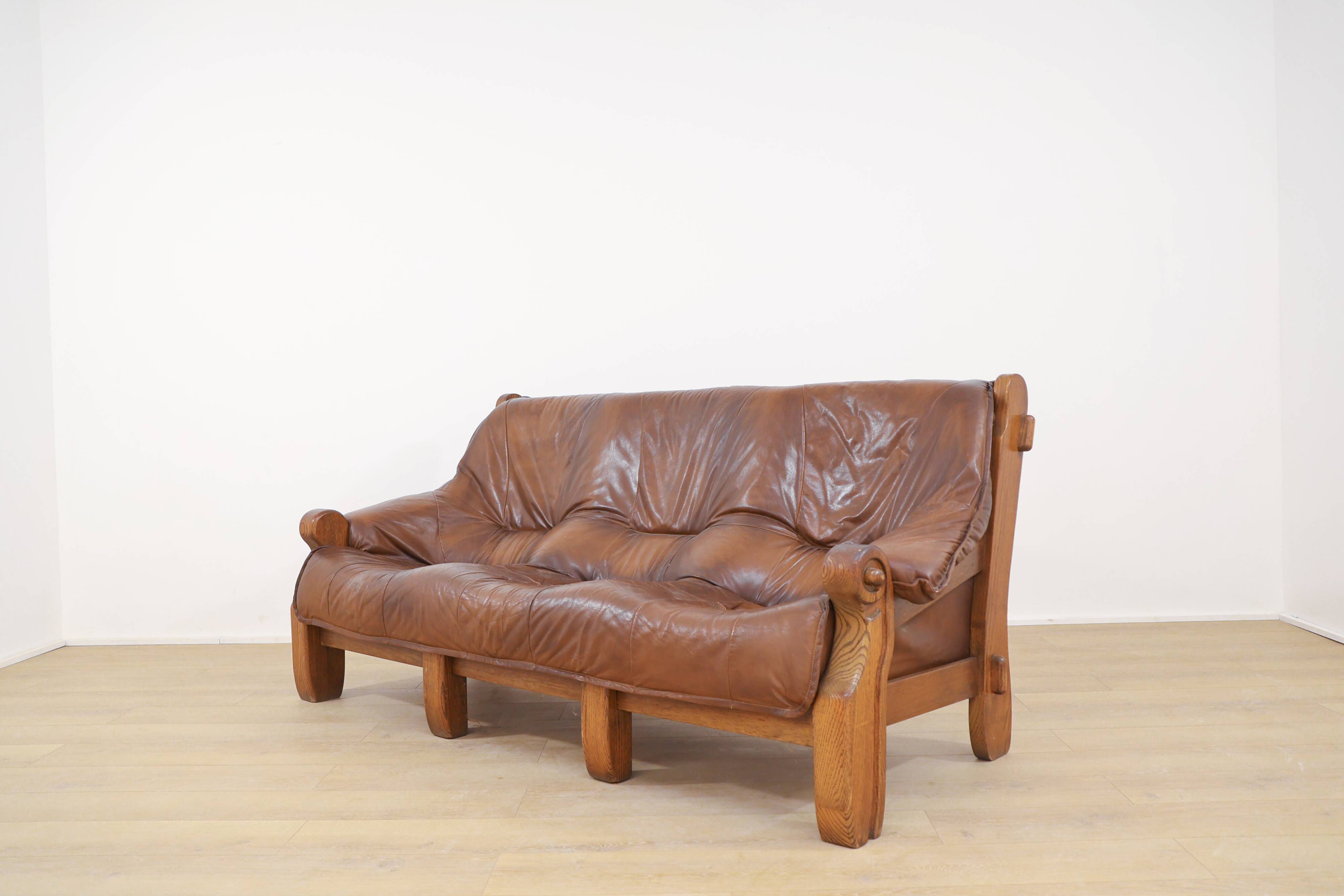 Brutalist wooden and leather canapé by Percival Lafer, 1960.