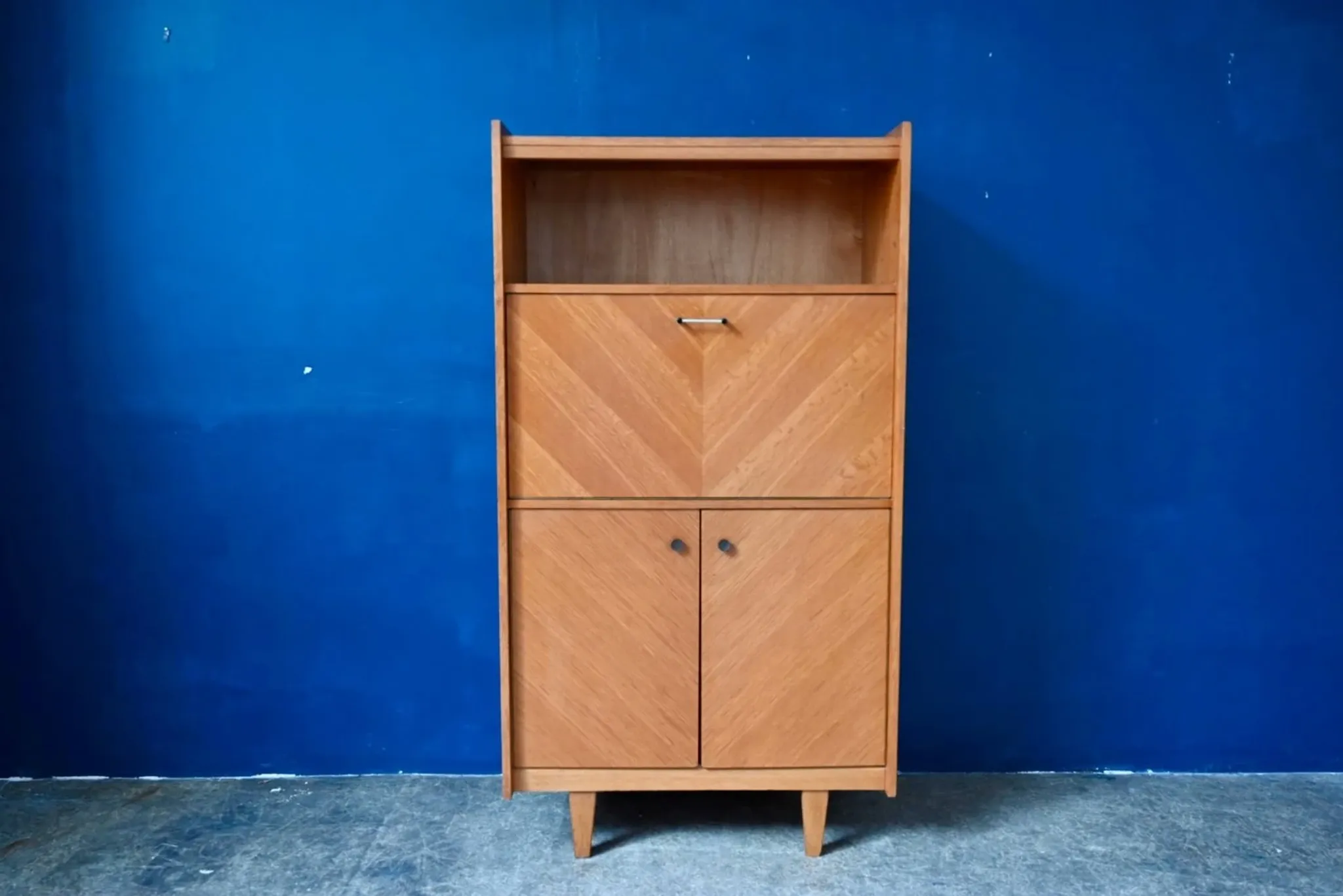 Vintage secretary bookcase from the 50s and 60s, oak with chevron marquetry.