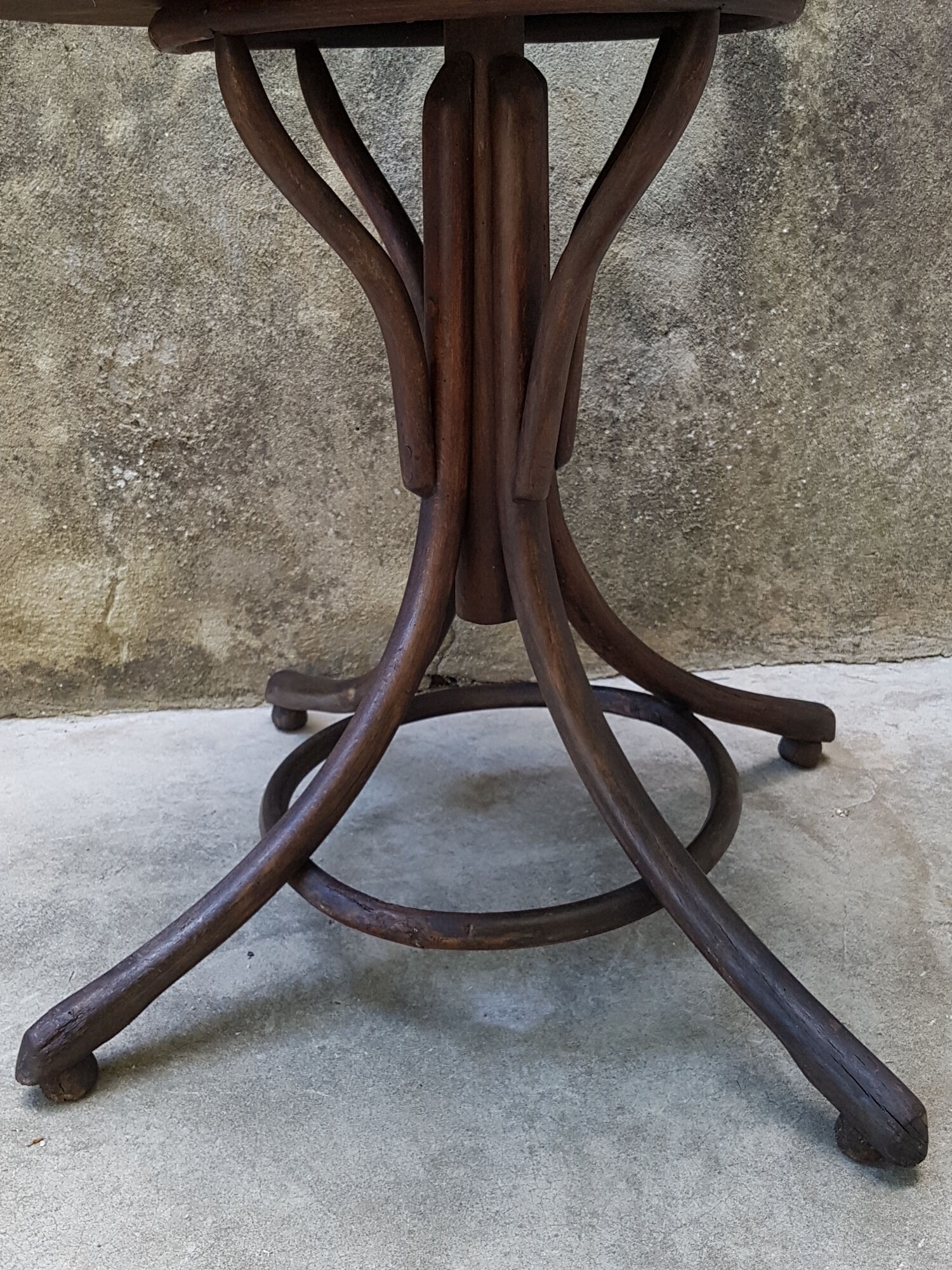 Coffee or round side table, curved wood, original label Ed Auricoste - Cahors (Lot) SB