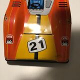 Voiture F1 en tôle rouge