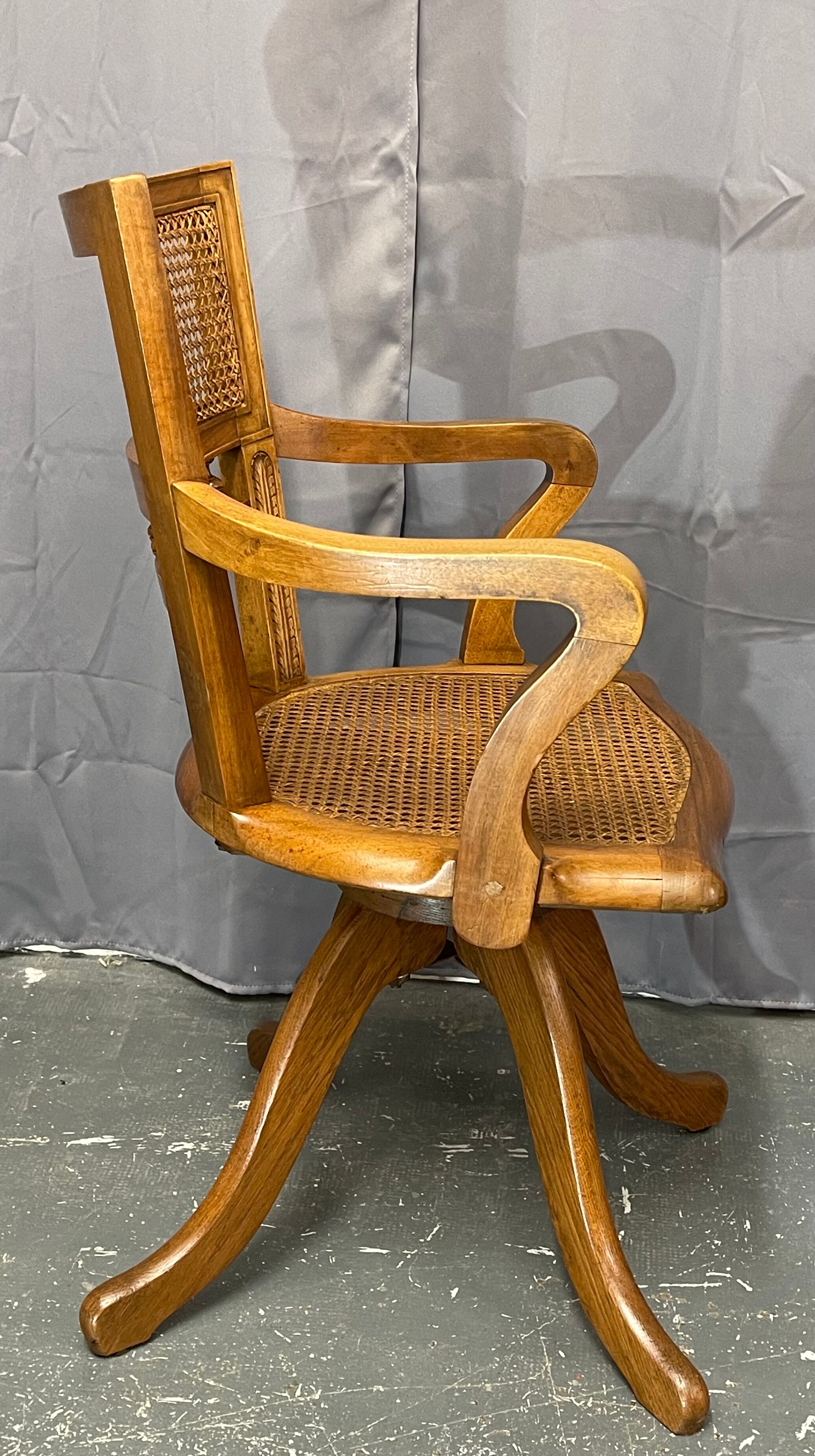 Fauteuil de bureau américain canné époque 1900
