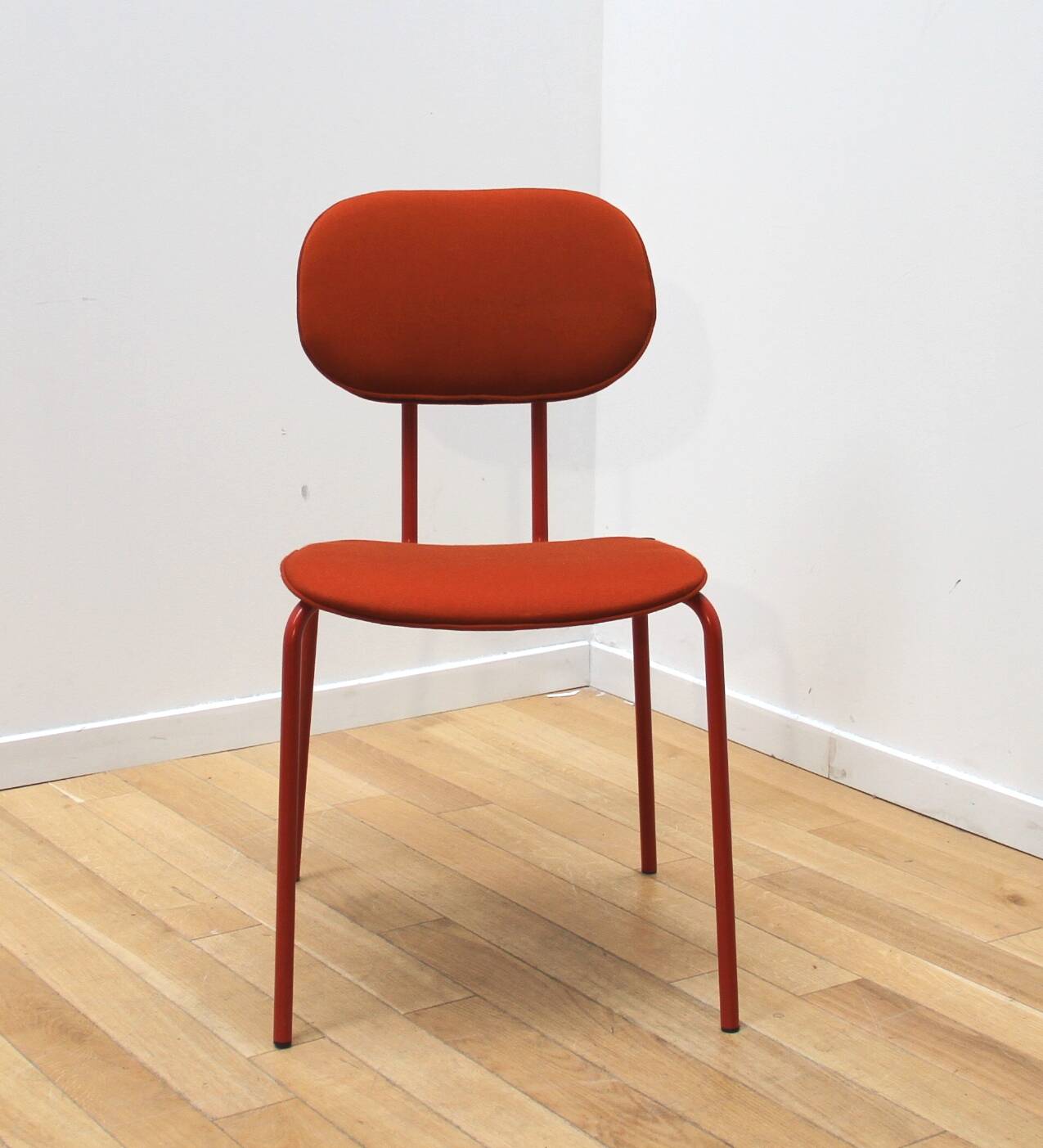 Chaise New School, MDD