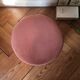 Pouf en velours rose et franges