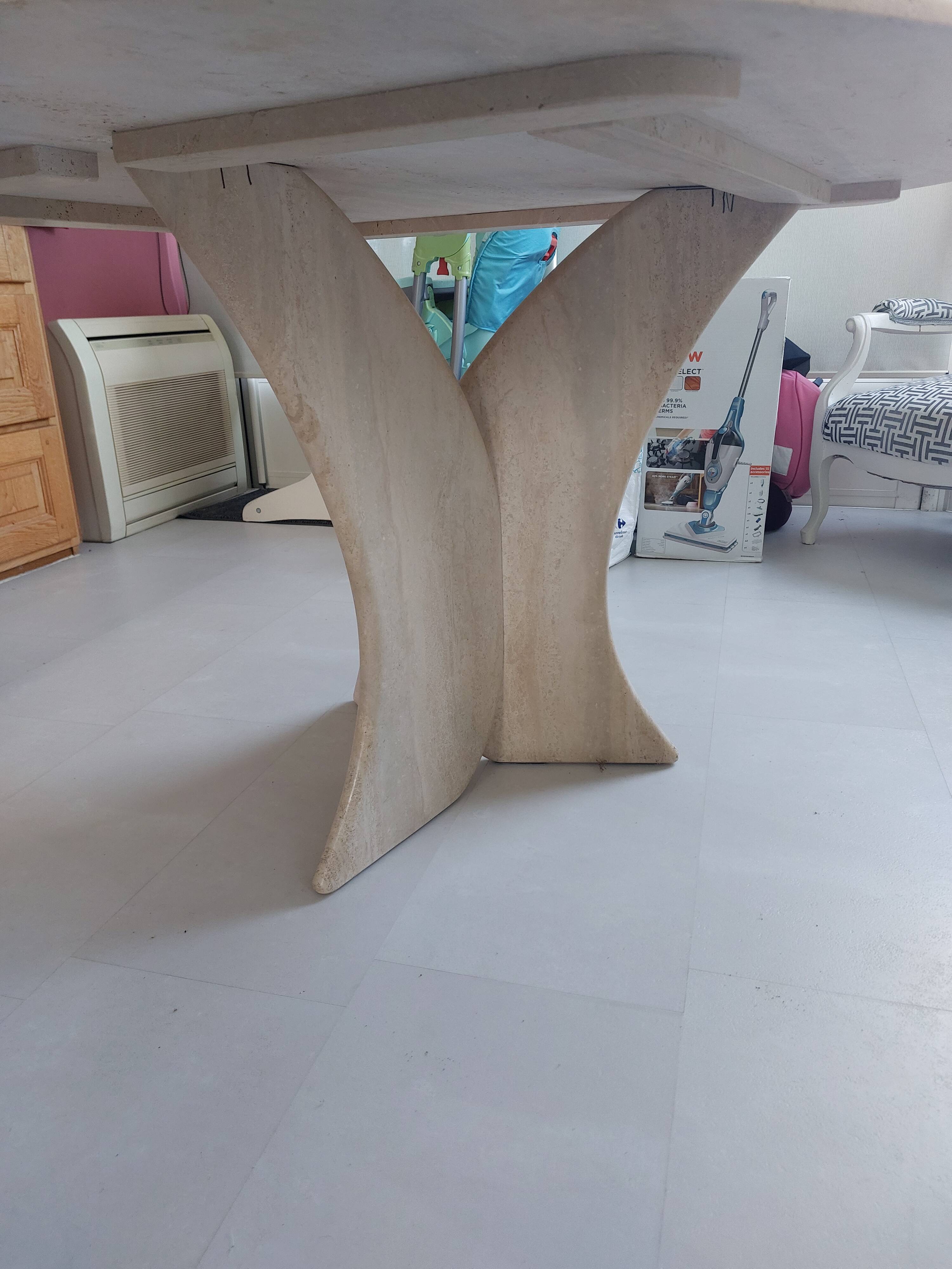 Round stone table (4-6 people)