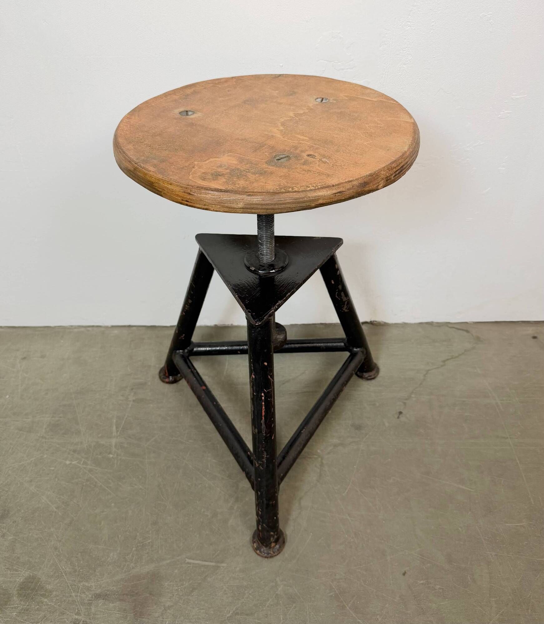 Tabouret pivotant industriel noir, années 1960