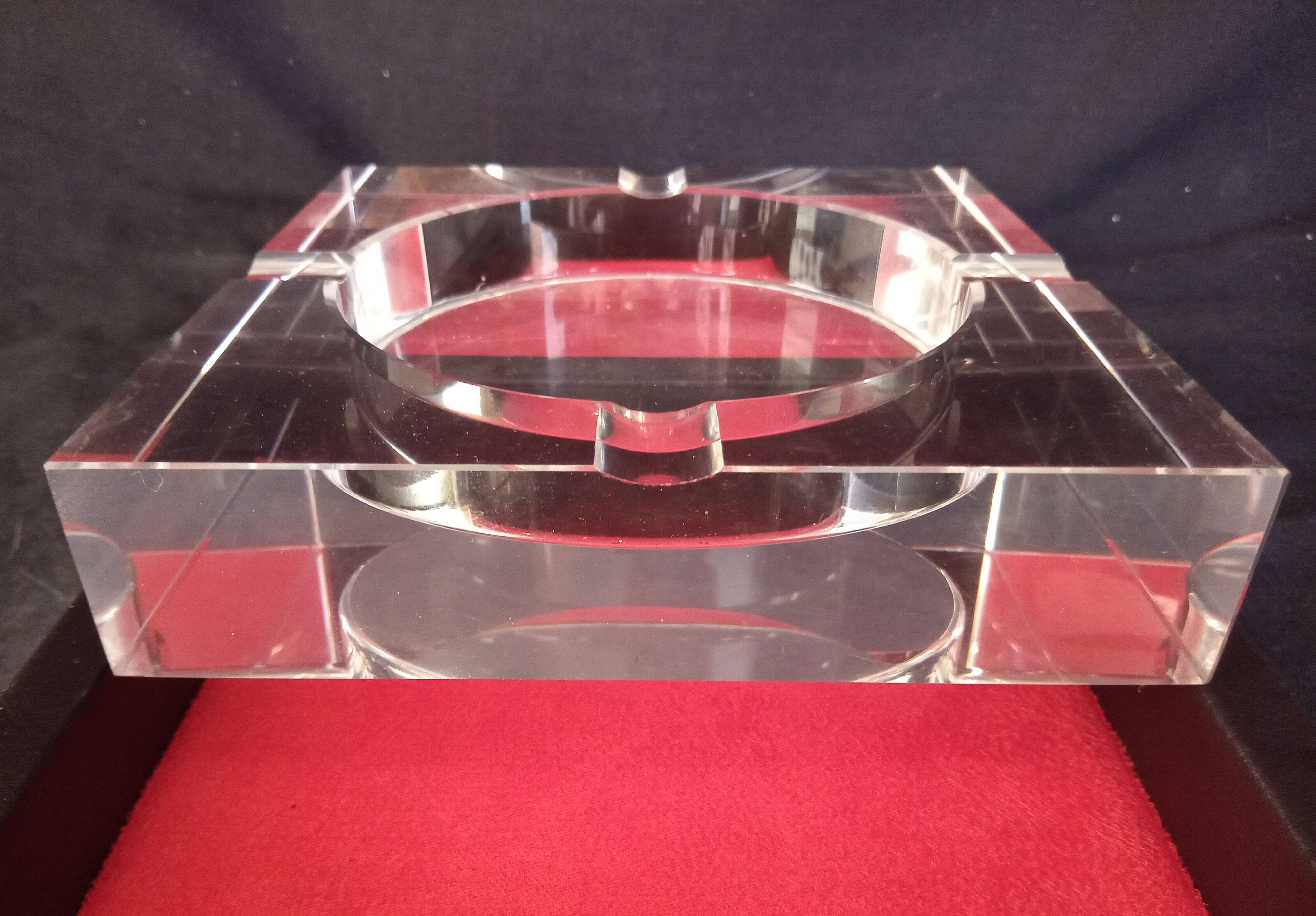 Art Deco crystal ashtray, in its presentation box, in new condition.