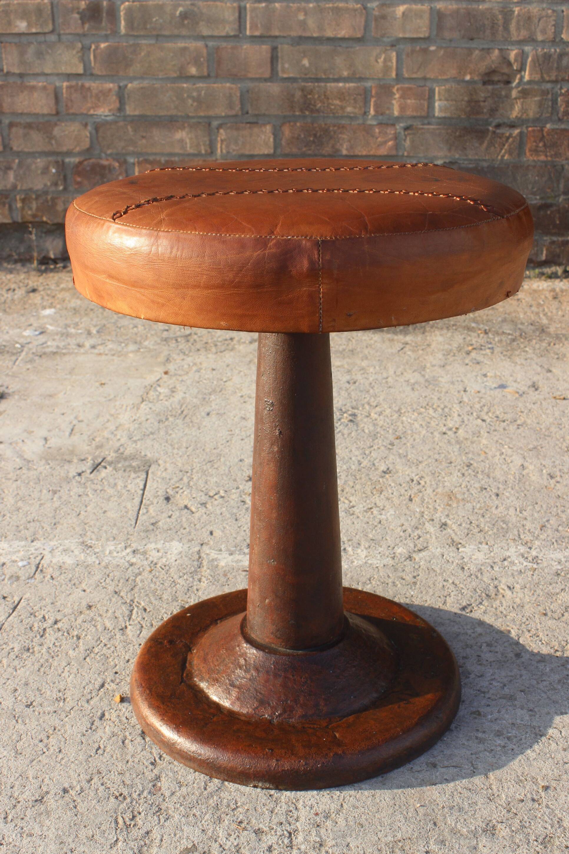 Tabouret vintage en acier et cuir de style industriel