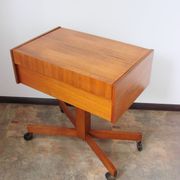 Un petit cabinet sur roulettes, des années 1960.