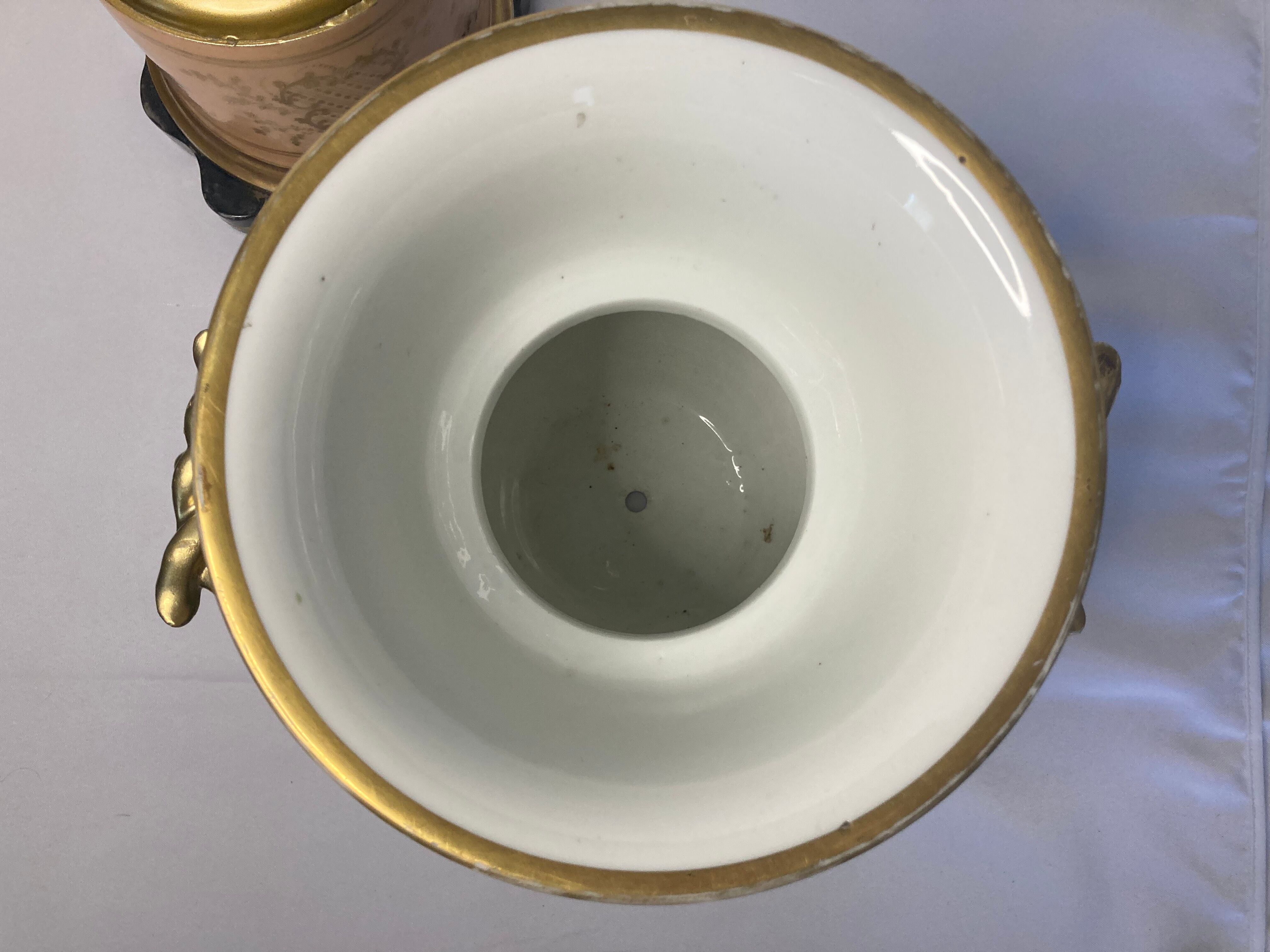 Rococo pedestal vase in Paris porcelain around 1830