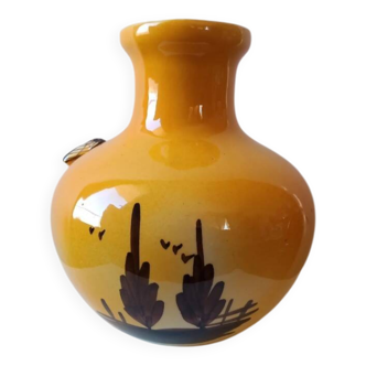 Vase Artisanat Vintage 'Scène de Campagne' - Émail Jaune Ocre Brillant