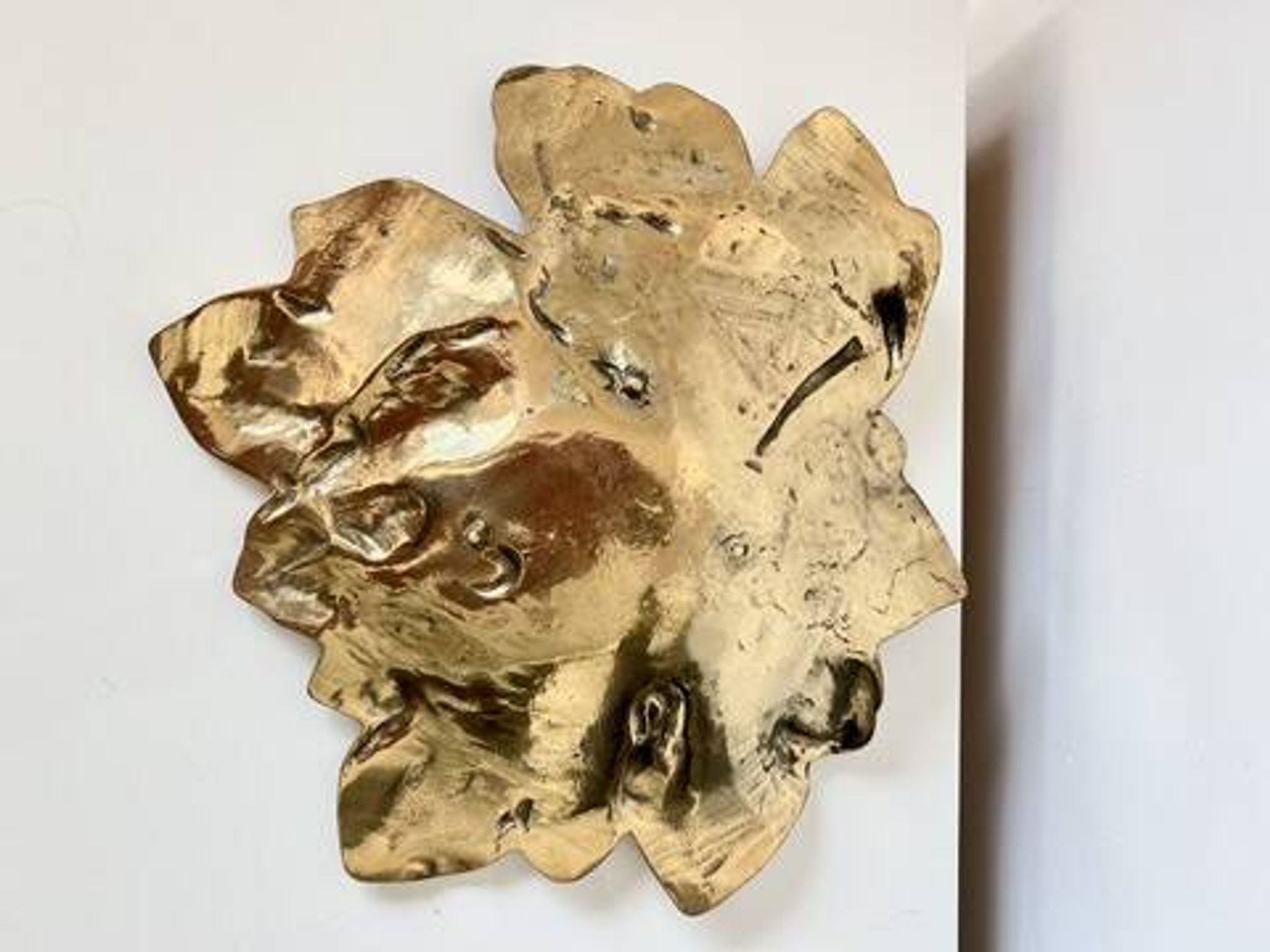 Plat décoratif en forme de feuille – Bronze doré – Début XXᵉ siècle
