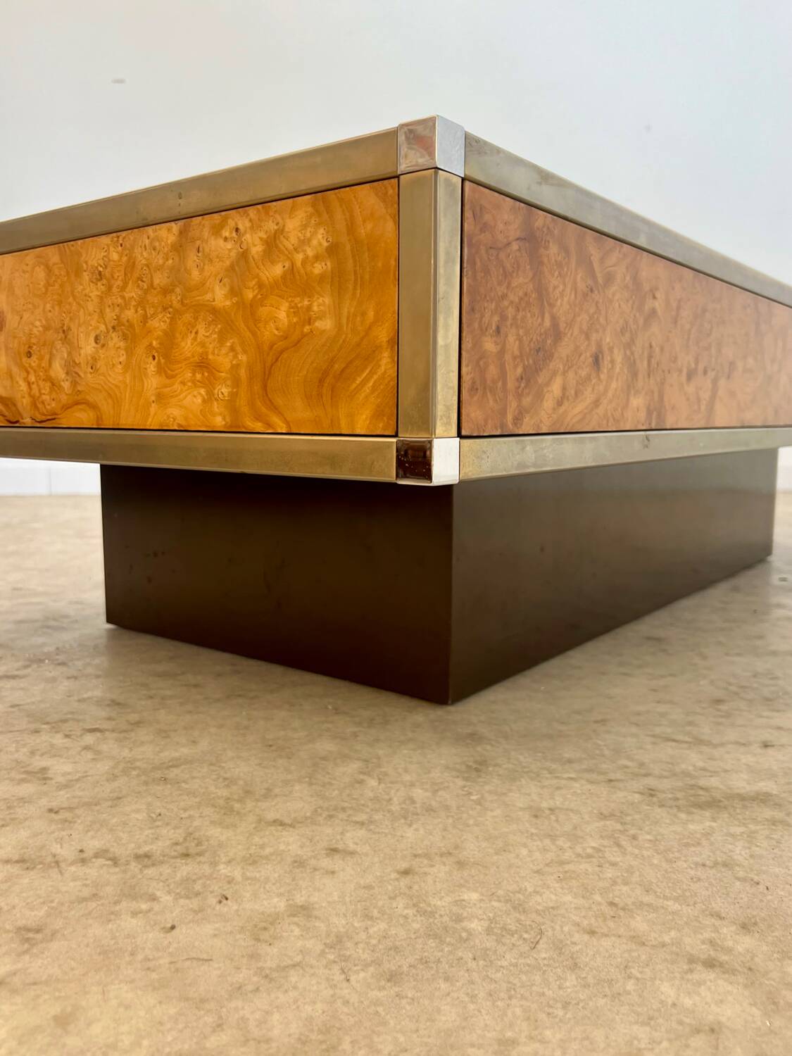 Old Italian design coffee table from the 70s in elm burl and metal / Willy Rizzo