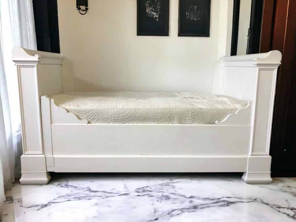 White lacquered solid wood sleigh bed