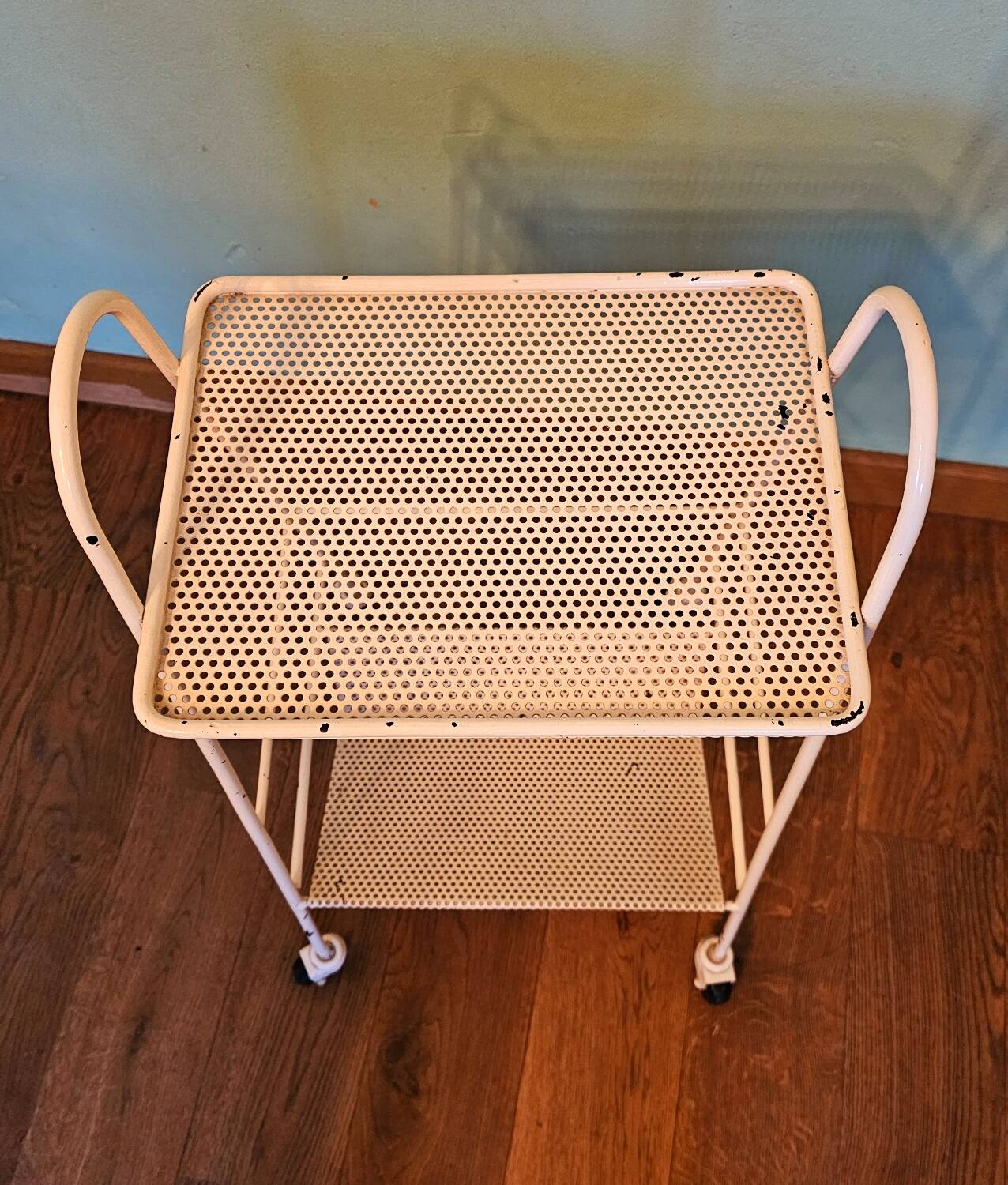 Desserte métal blanc perforé