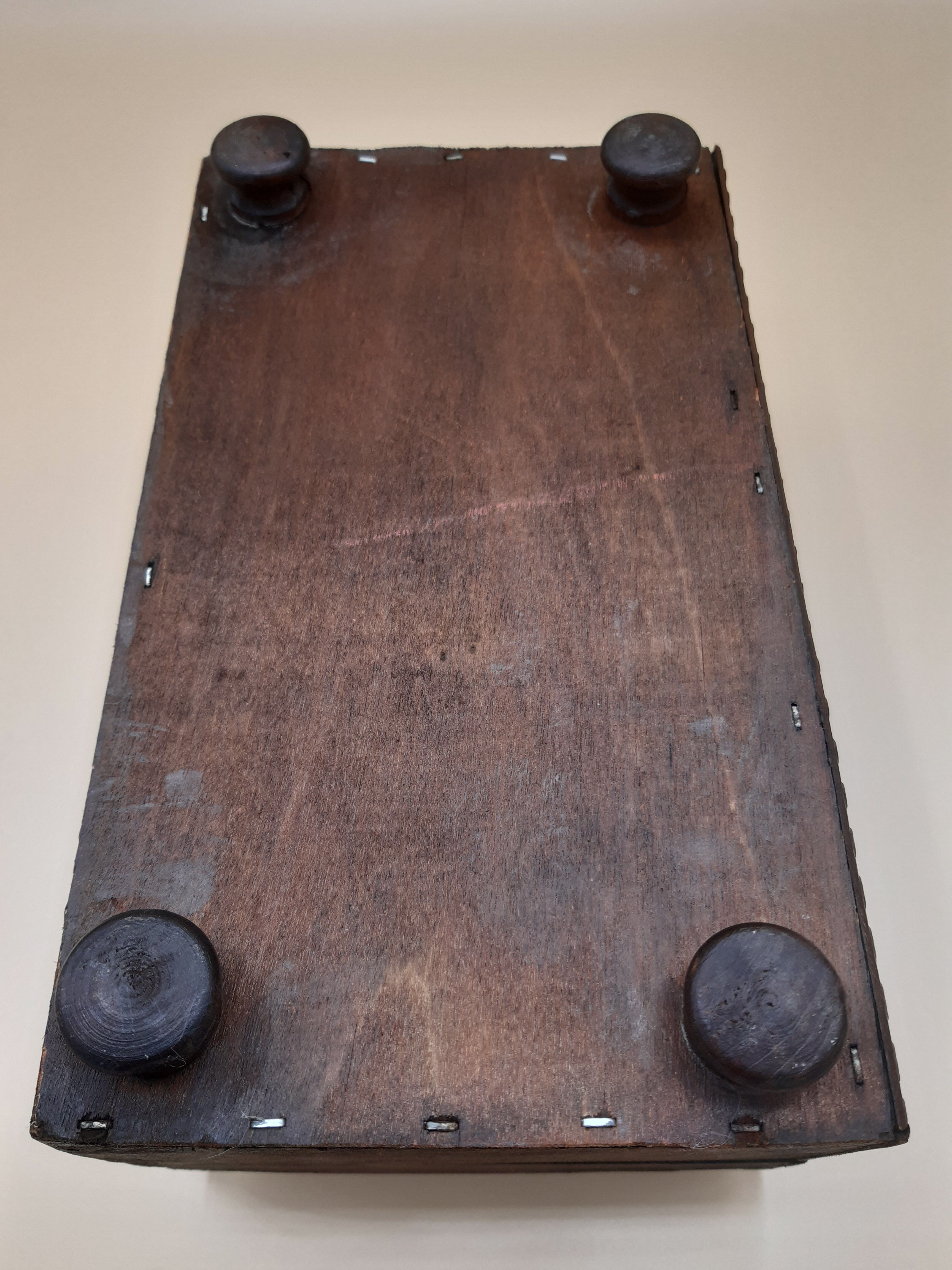 Boîte à mouchoir en bois