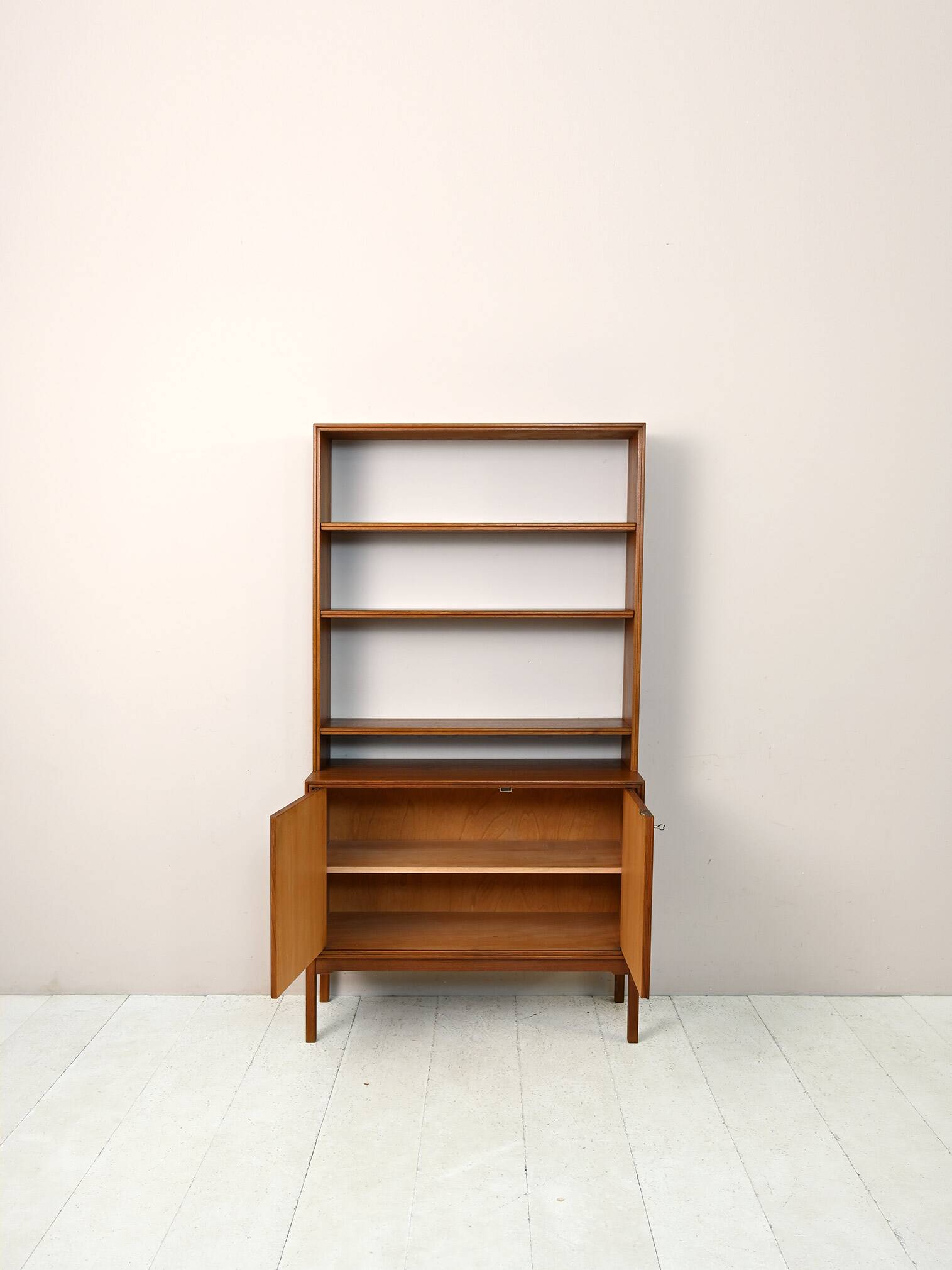 Bibliothèque scandinave avec armoire
