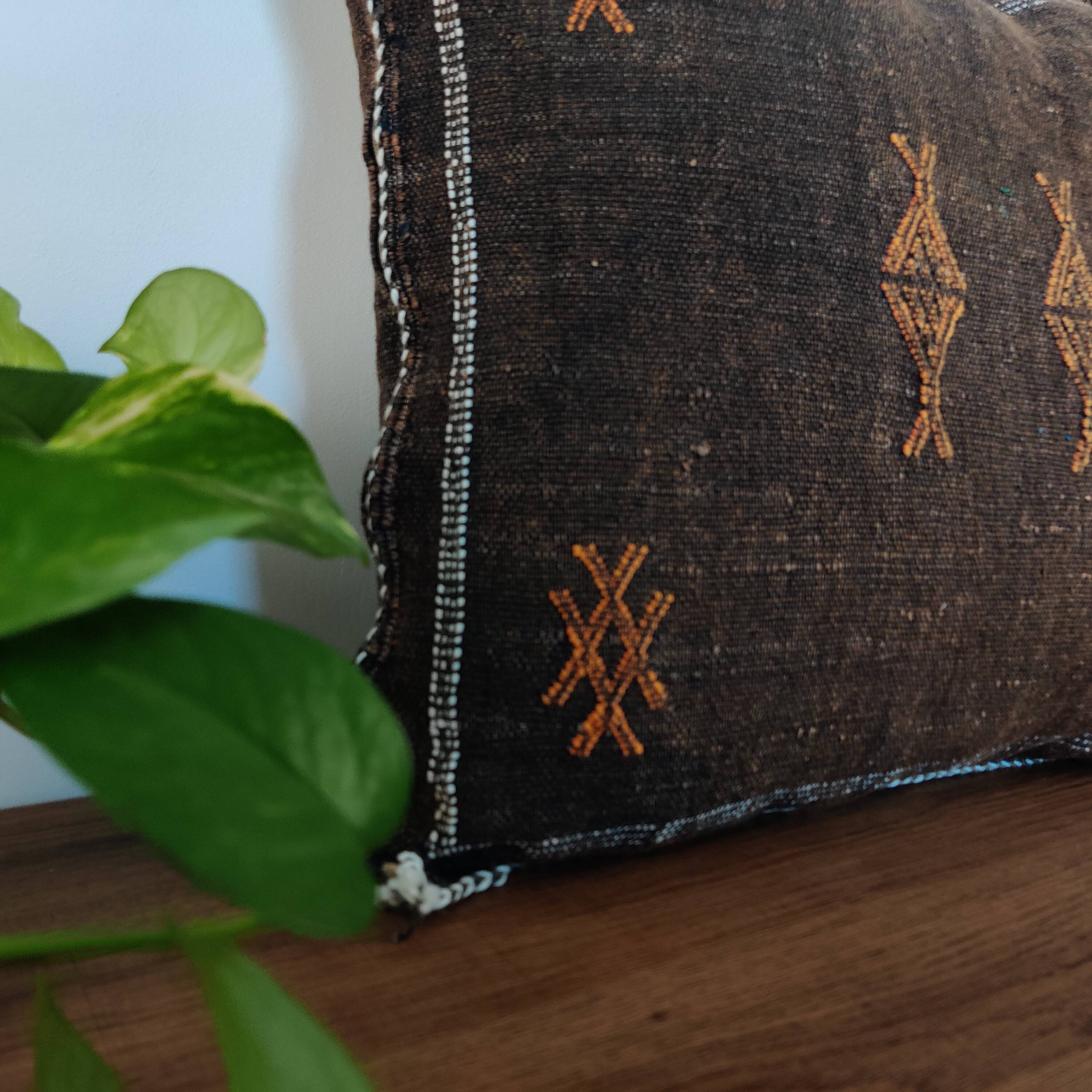 Sabra brown Berber cushion