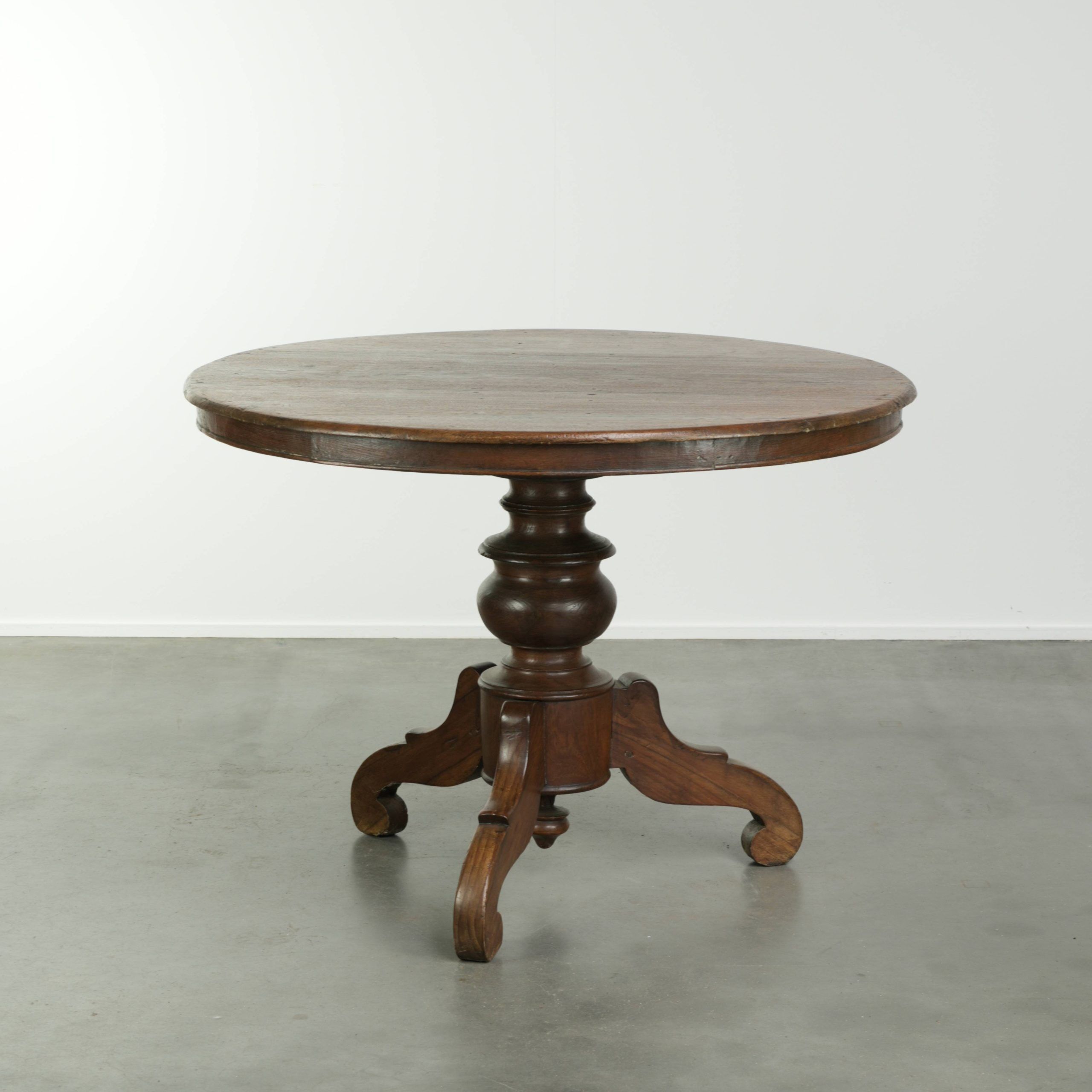 Table à manger ronde rustique en bois subtil avec une belle apparence.