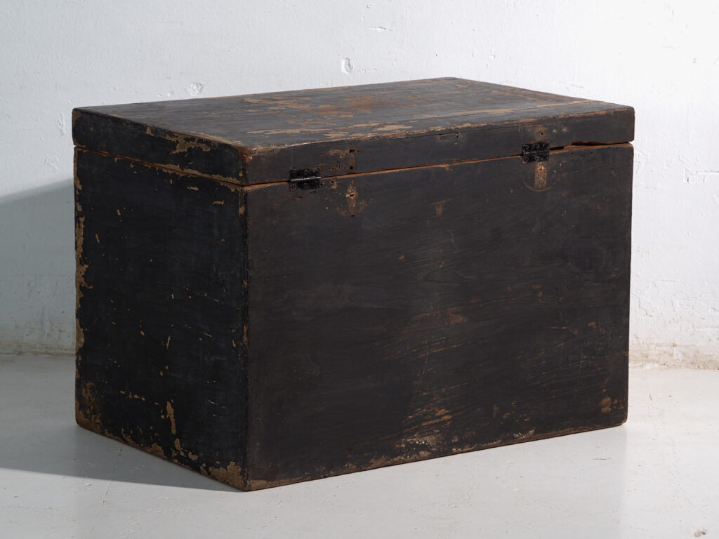 Antique chest painted in pine wood – China, around 1900