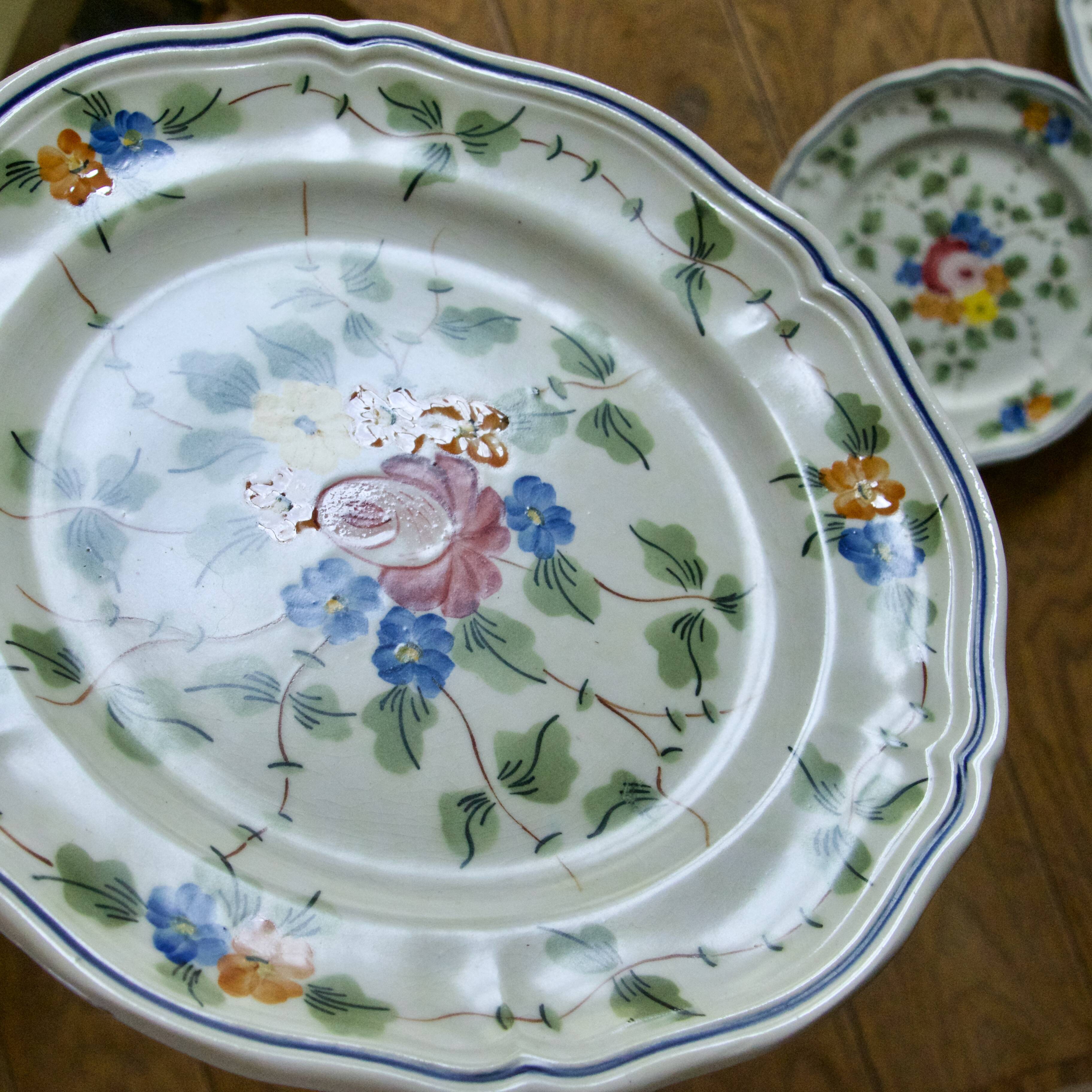 9 dessert plates from the Longchamp "Nemours" collection, hand-painted.