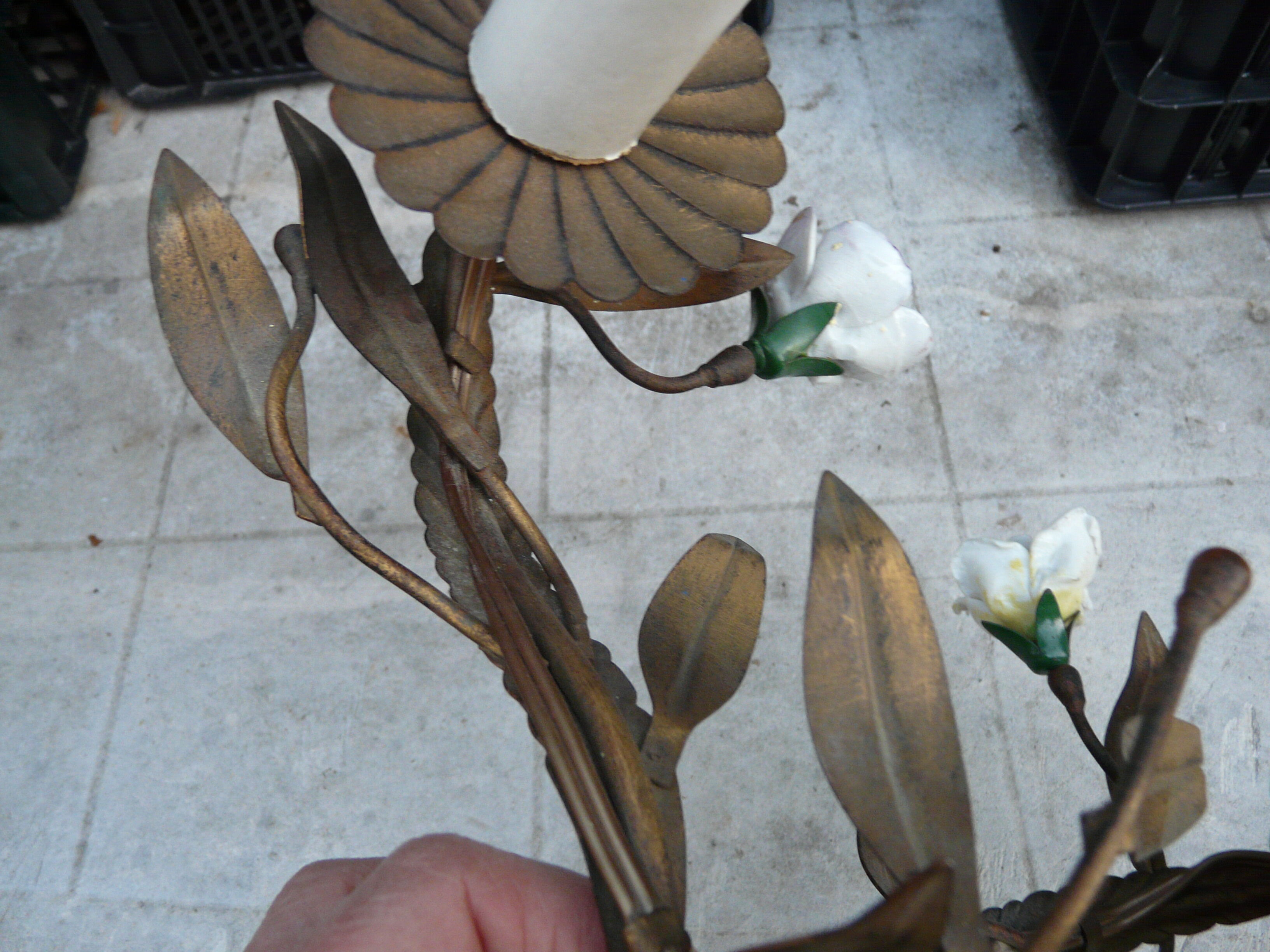 Vintage wall light in gold metal and flowers