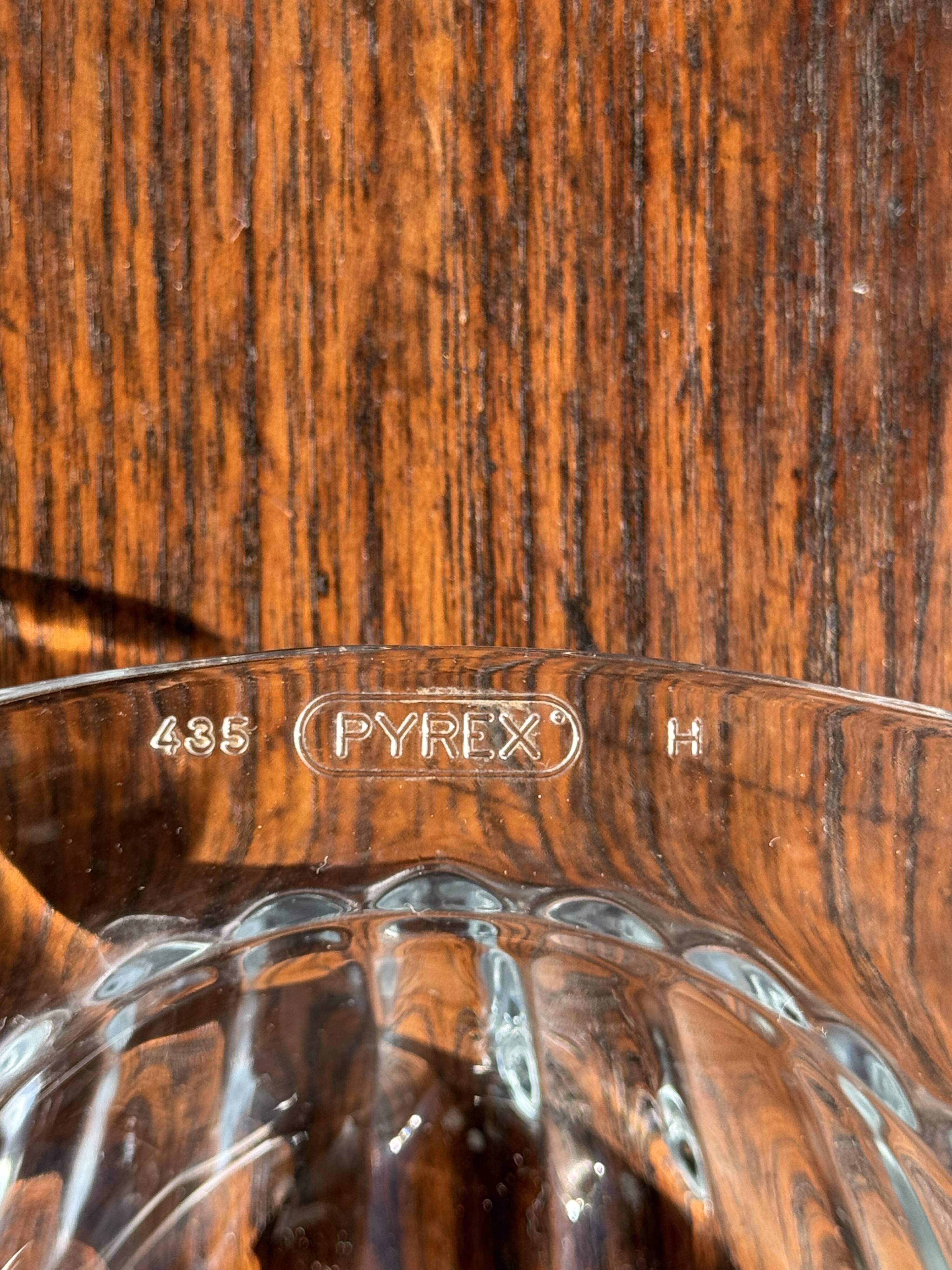 7 vintage shell-shaped bowls in Pyrex glass from France