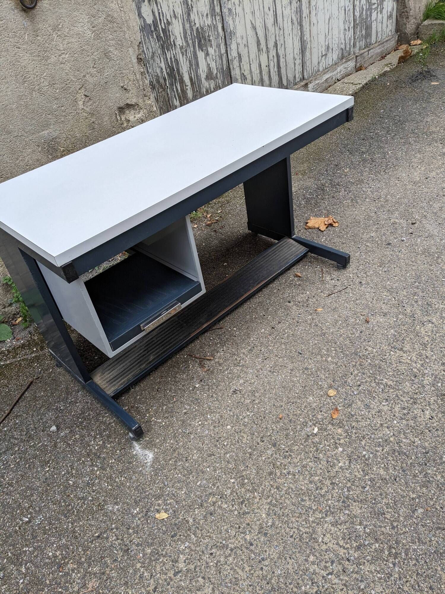 retro desk (industrial/school style from the 60s-70s)