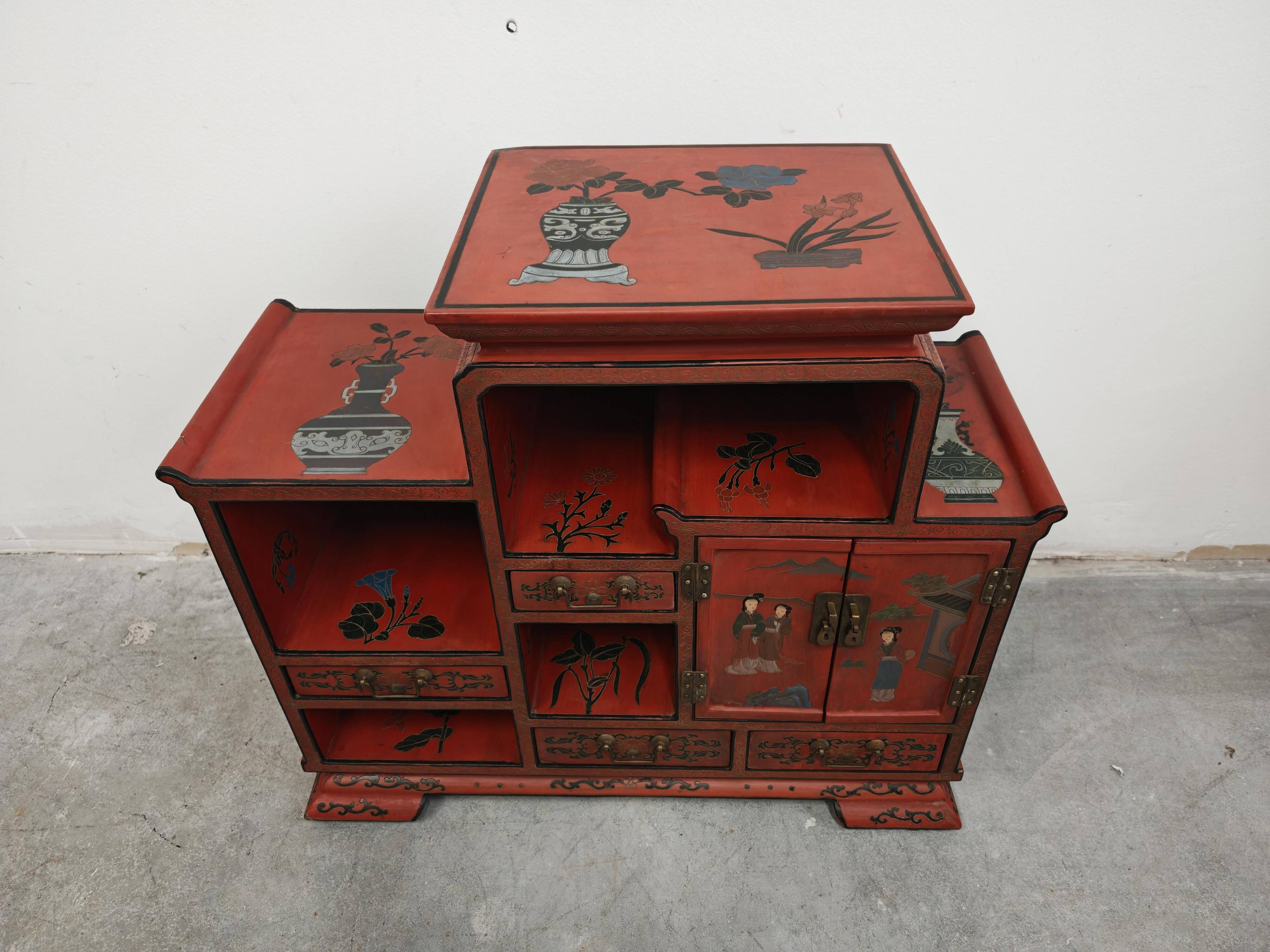 Antique bedside tables in lacquer with hand-painted decorations.