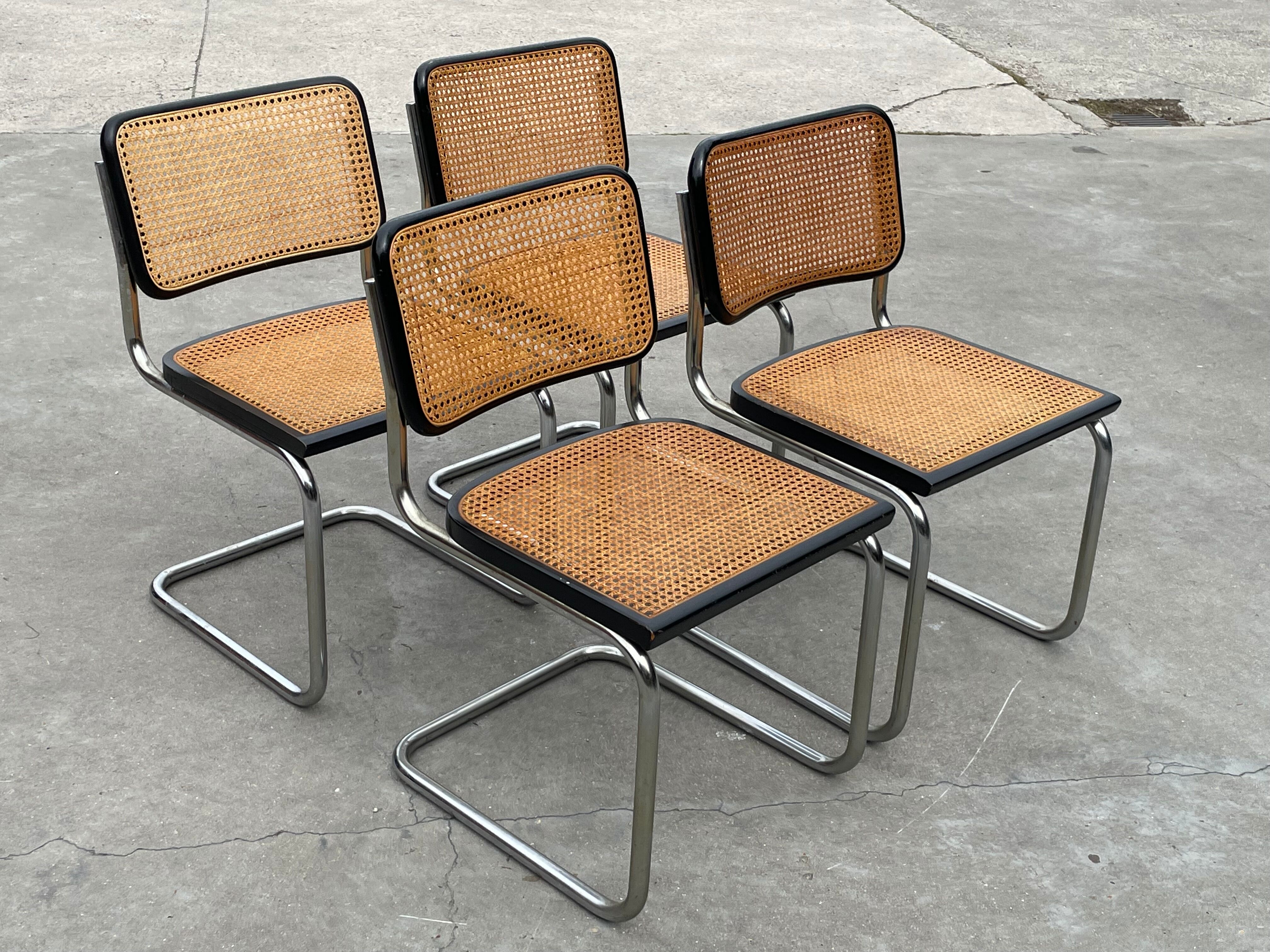 Suite de 4 chaises vintage modèle Cesca B32 en noir et chrome