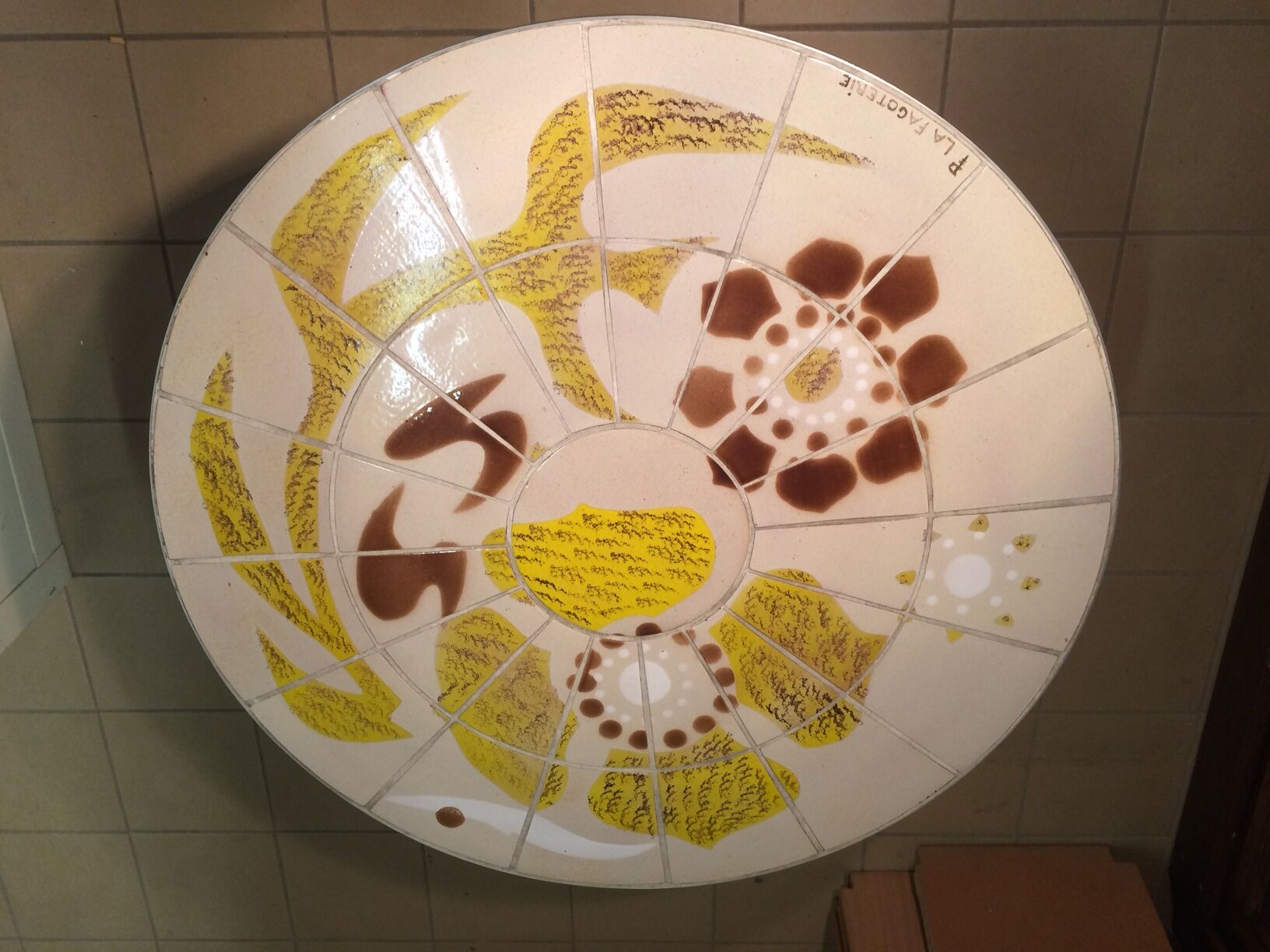 Round vintage coffee table with ceramic tray - 70s