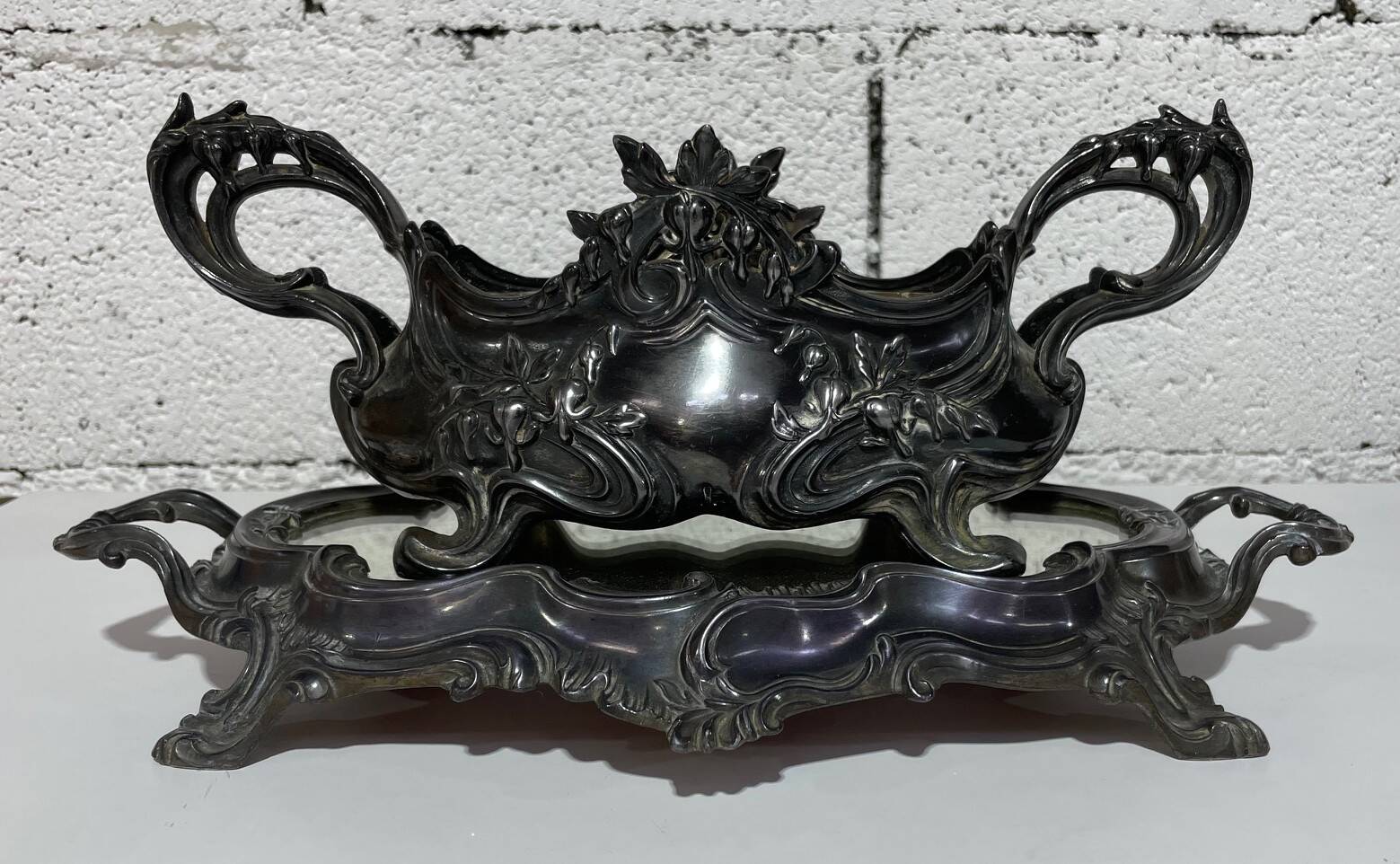 Table jardinière and its silver-plated tray in Louis XV style.