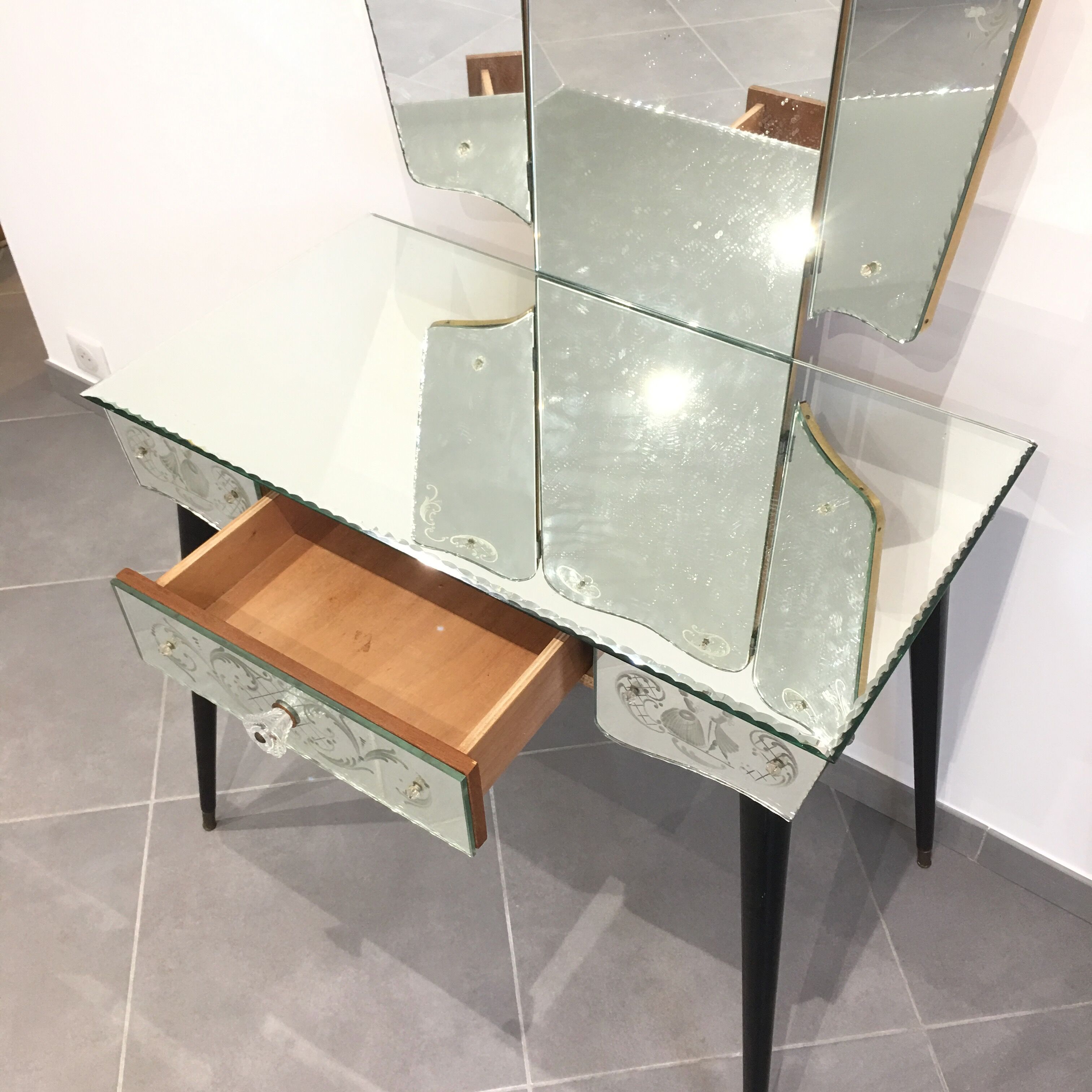 Dressing table vintage art déco in mirror