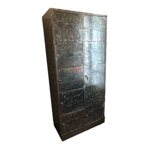 Armoire industrielle en metal poli