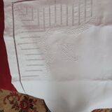 Sheet and its pillowcases in embroidered thread